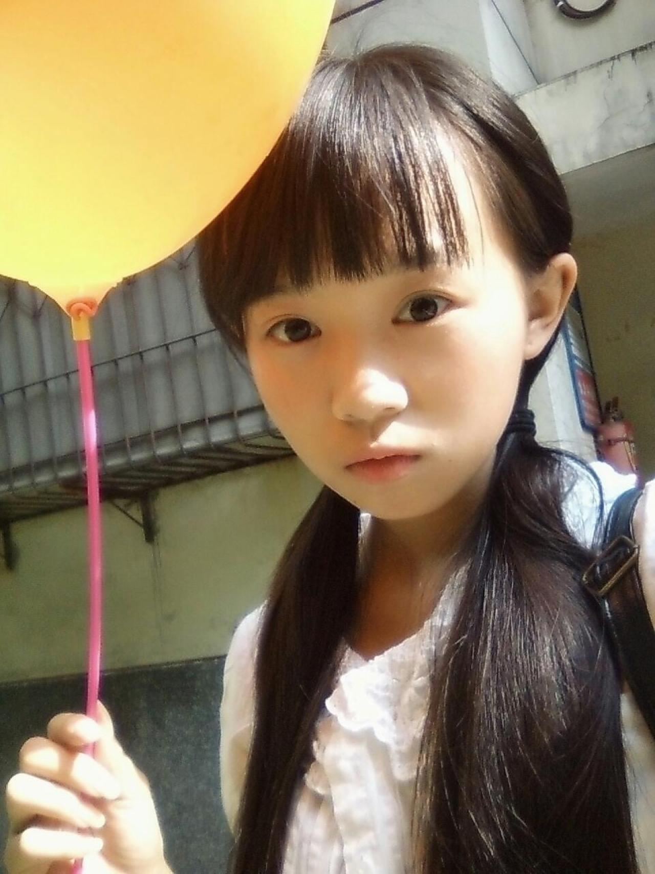 修老虎右手拿着气球呆萌的看着镜头