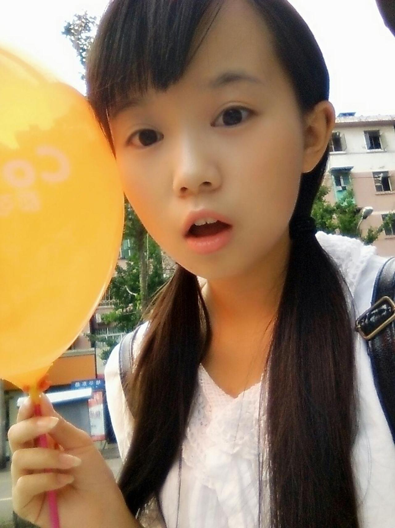 修老虎拿着心形气球，张圆嘴巴卖萌