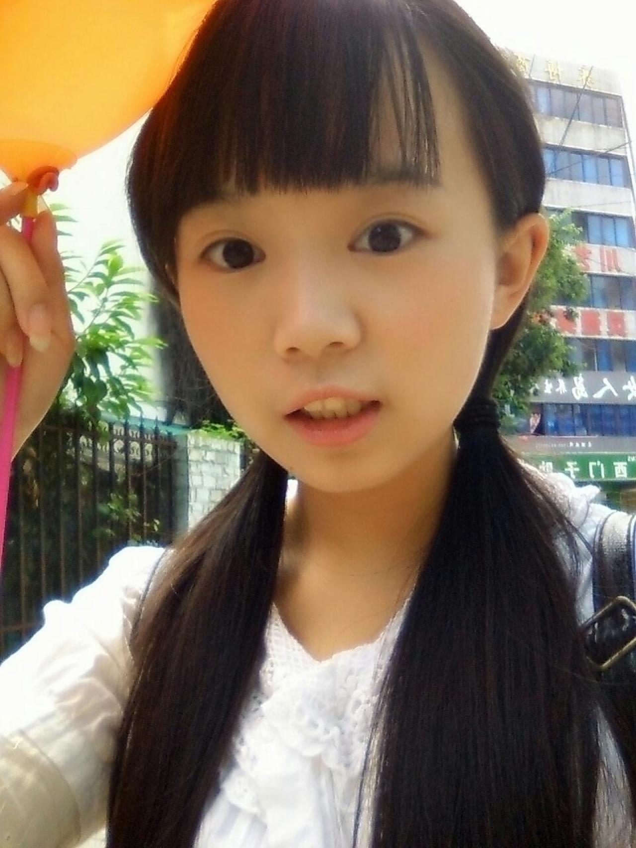 修老虎微笑露出六颗牙齿自拍