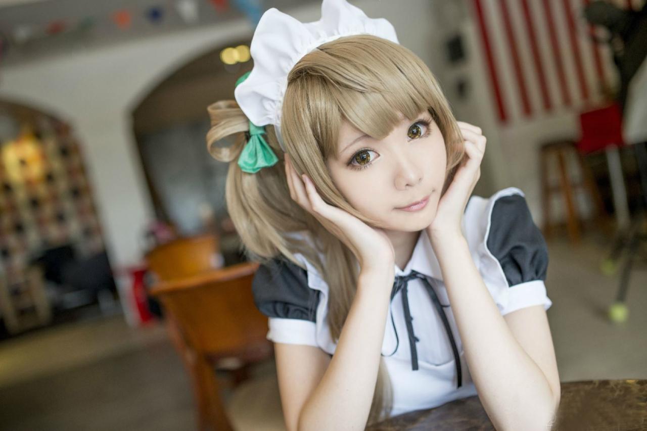 霜月扮演南小鸟坐在餐桌旁，双手撑着脸