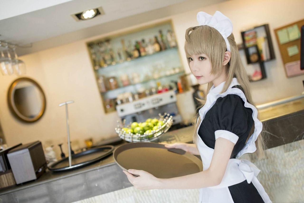 霜月扮演南小鸟端着盘子的侧面照