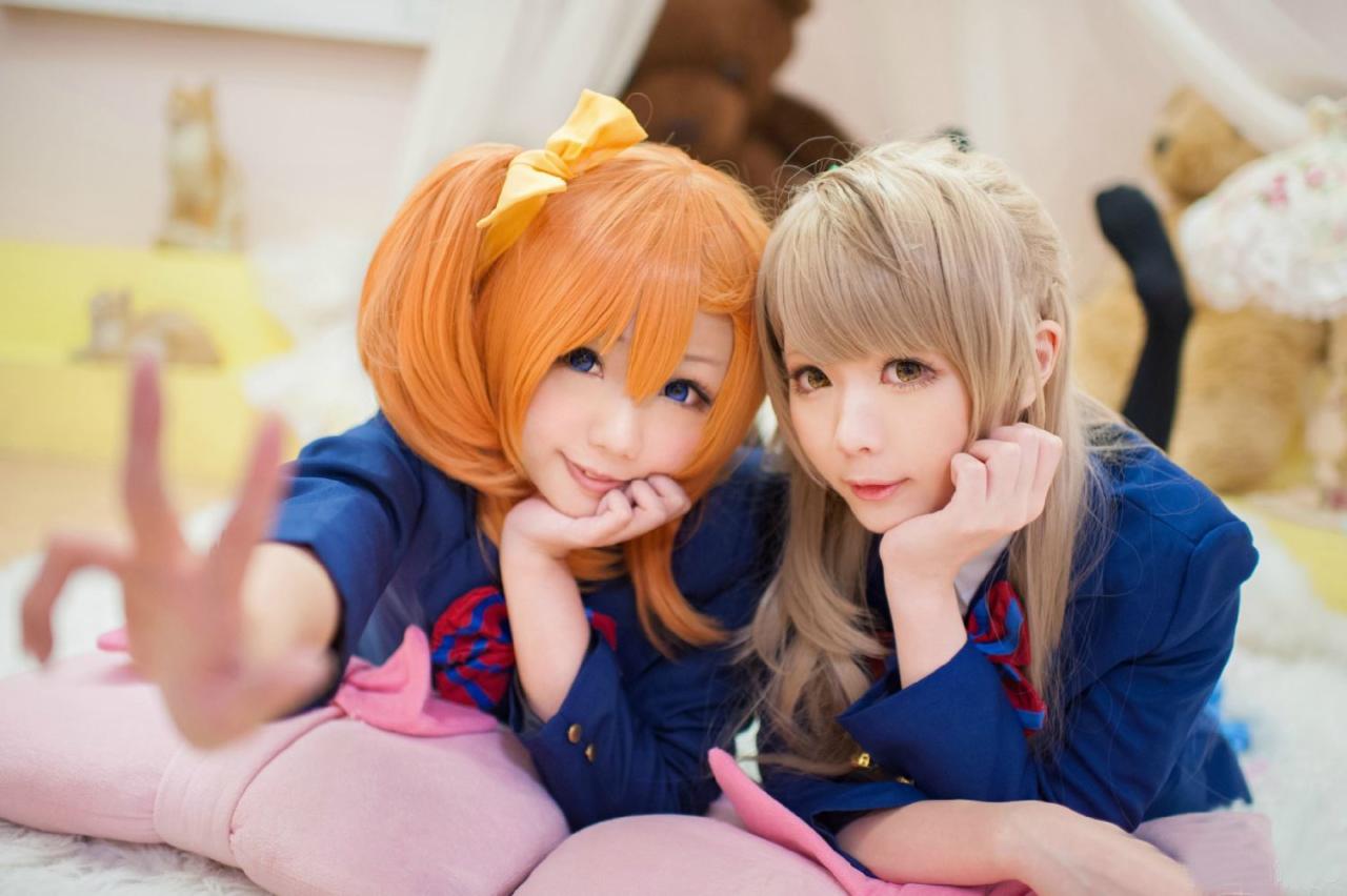 肉感少女Neneko和霜月扮演南小鸟两人趴在床上，用手撑着脸，Neneko伸出右手作剪刀手势。