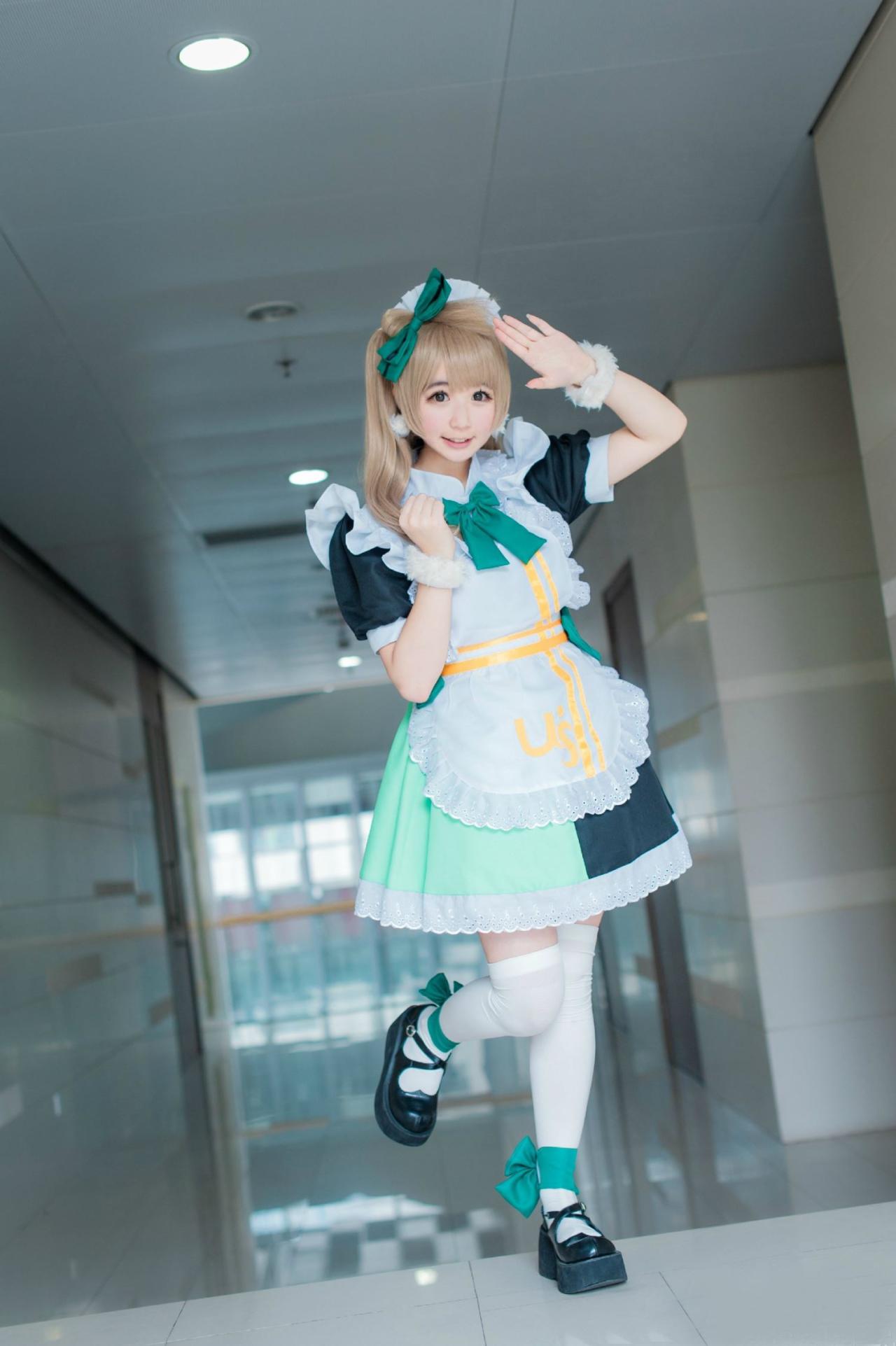 亚米扮演南小鸟右手放在胸口，左手敬个礼卖萌