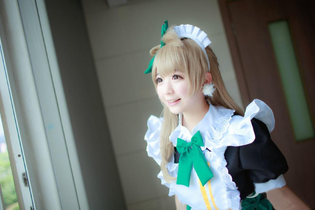 亚米扮演南小鸟微笑着看向窗外上半身照