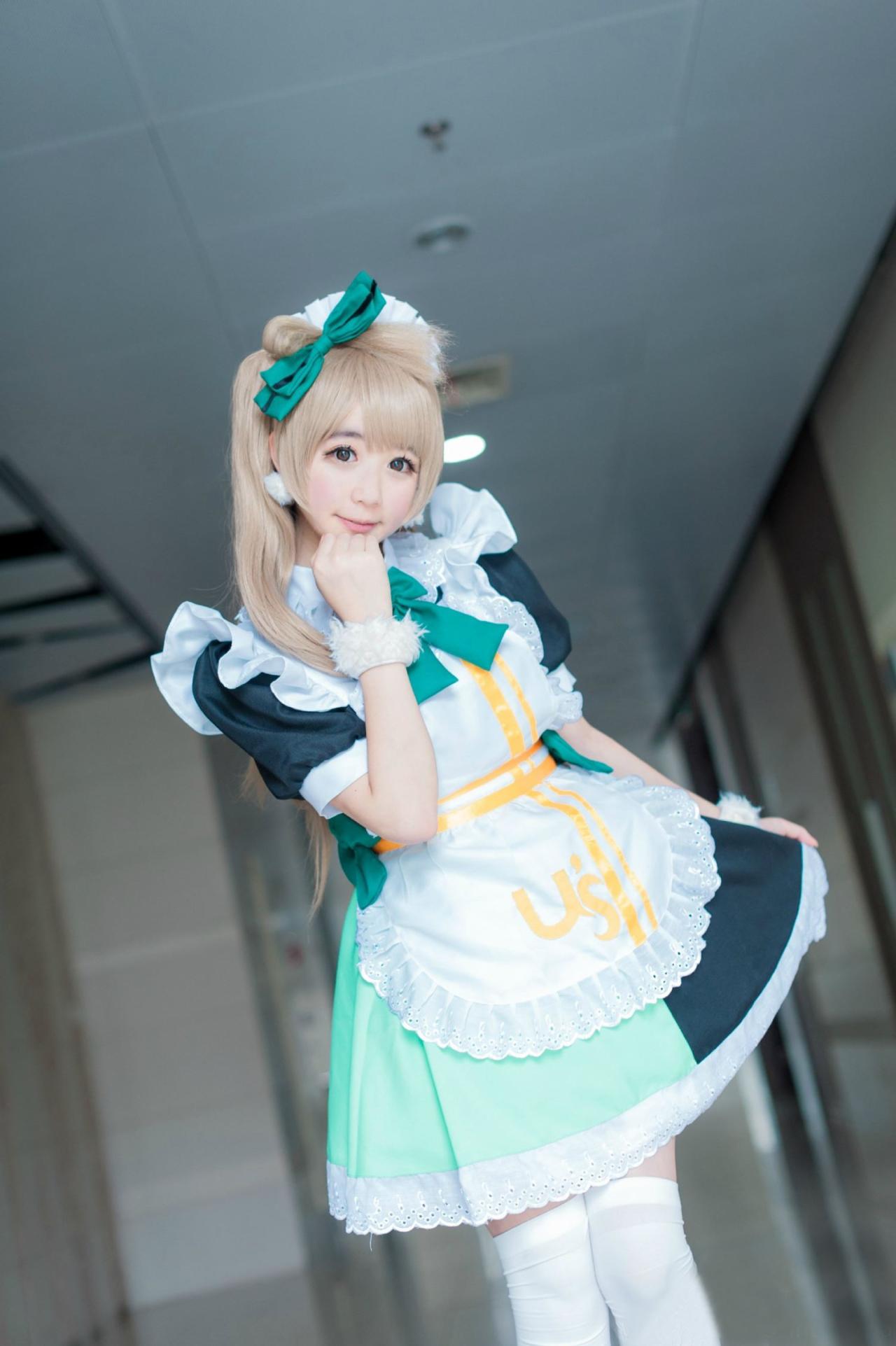 亚米扮演南小鸟右手贴着下巴，左手撩起裙角