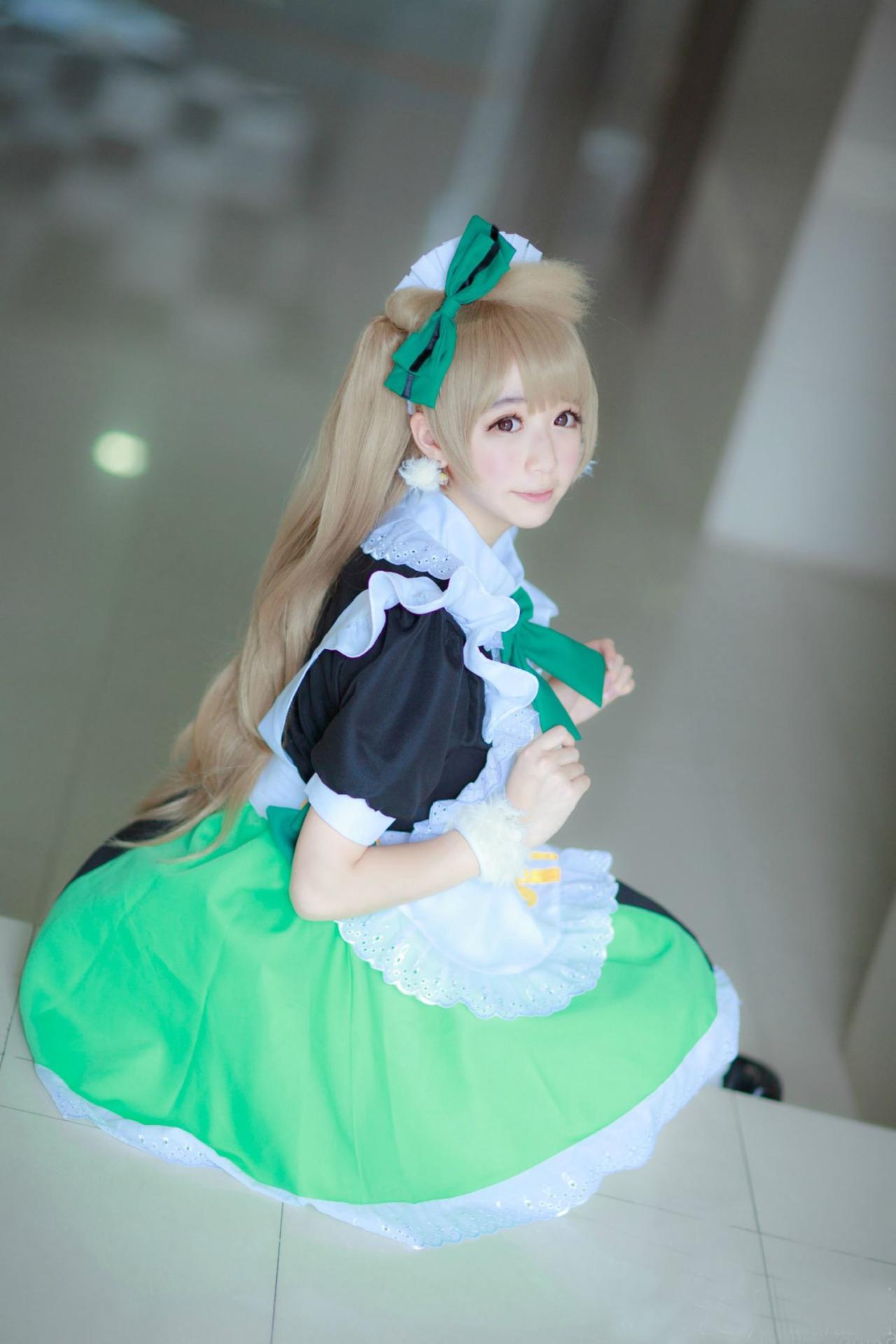 亚米扮演南小鸟坐在台子上，回眸看镜头