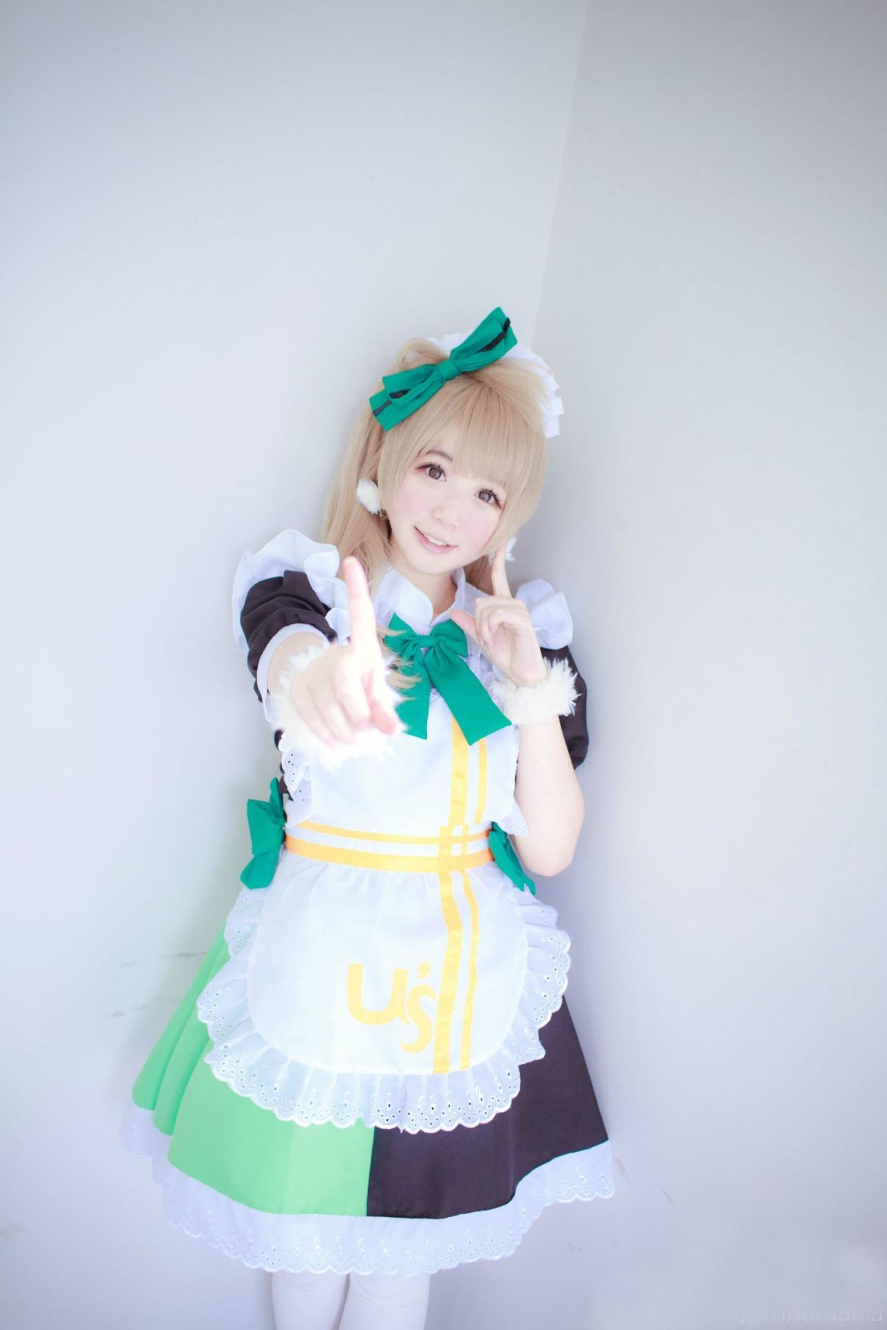 亚米扮演南小鸟左手戳脸，右手伸出食指举到镜头前