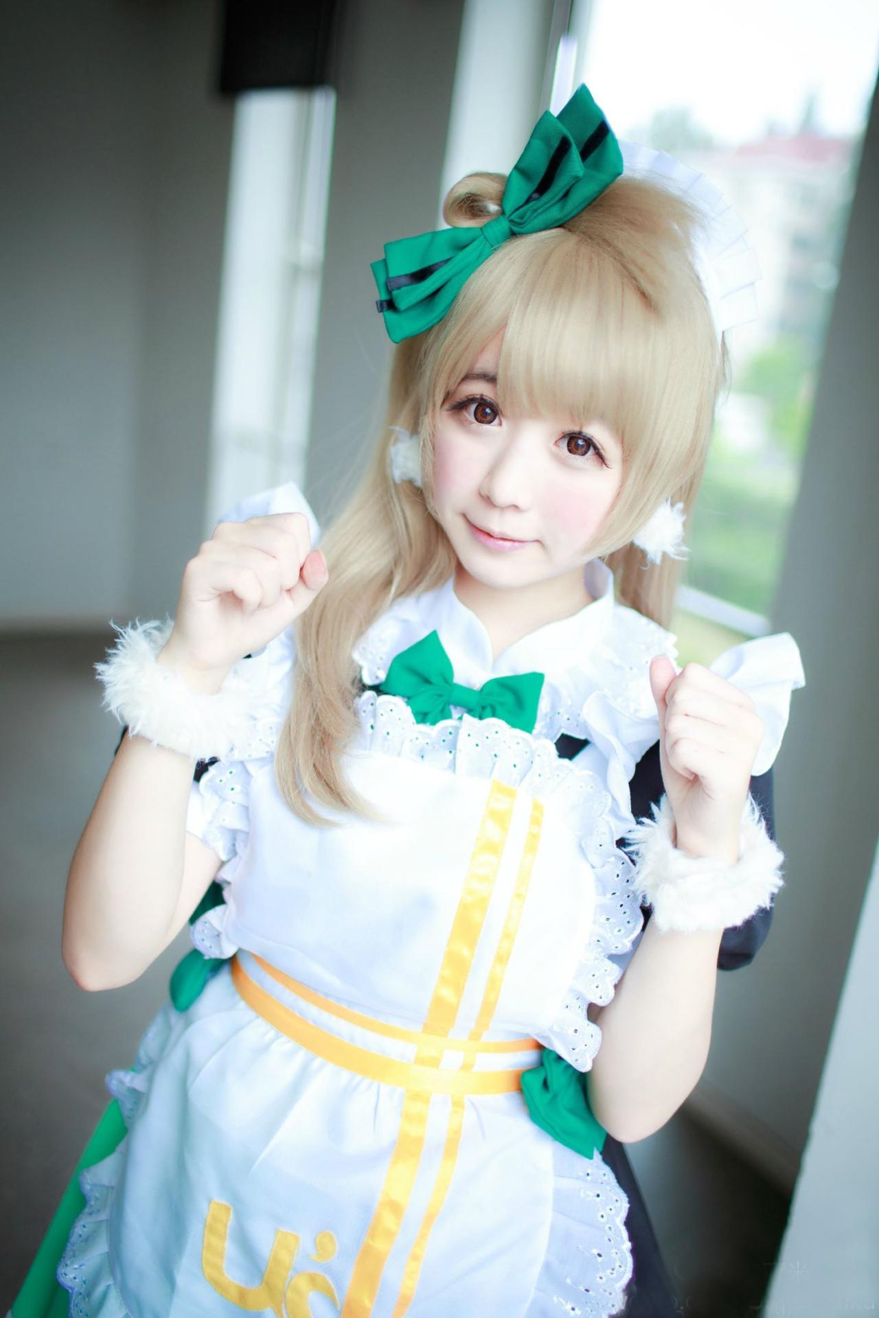 亚米扮演南小鸟双手半握拳，举到肩部，扮小猫卖萌