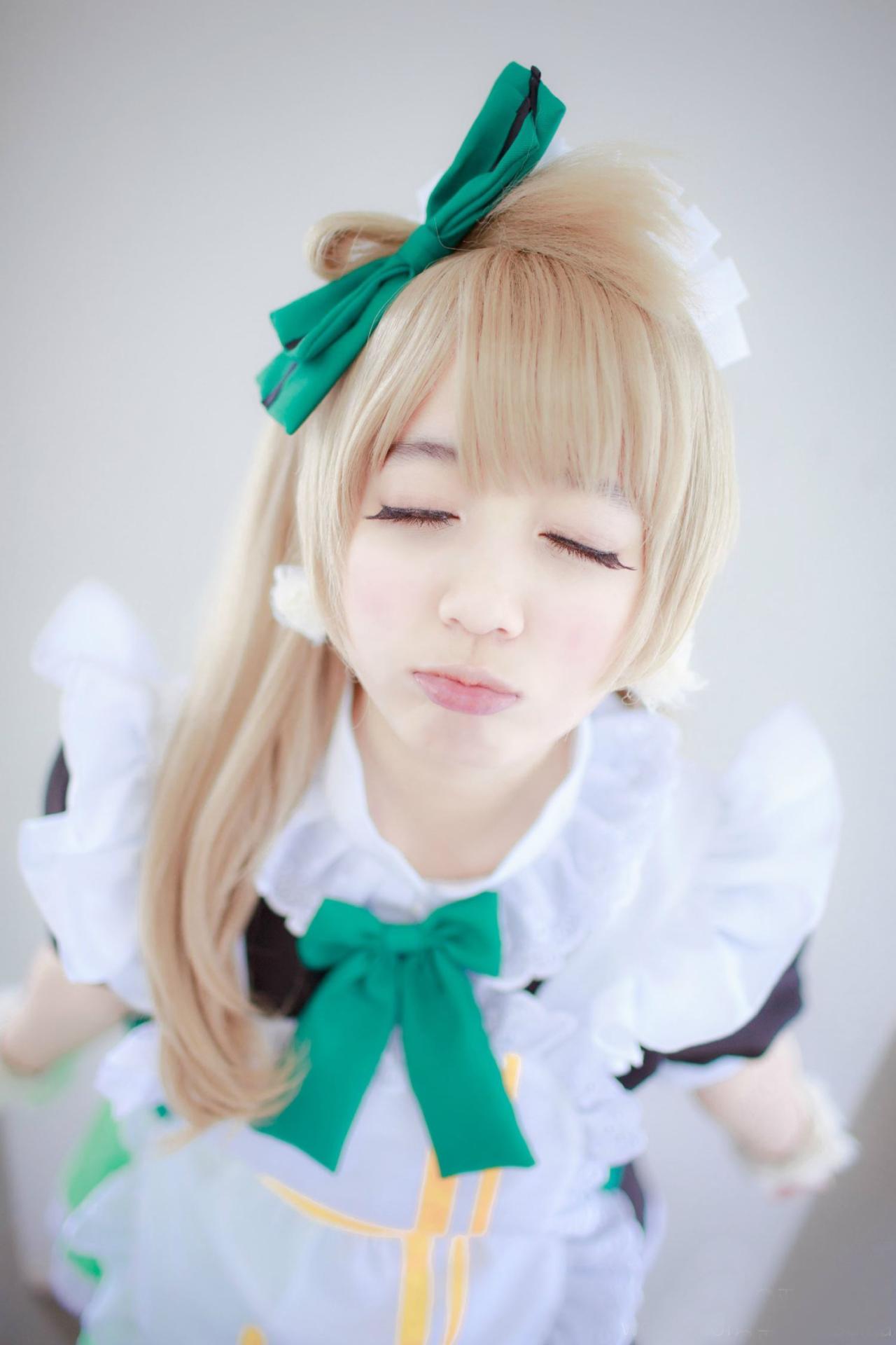 亚米扮演南小鸟闭眼嘟嘴么么哒的激萌花絮照