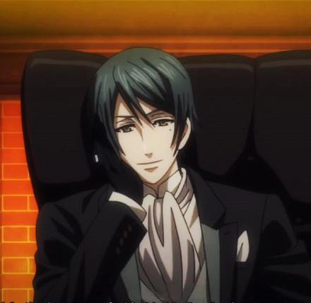 夏尔父亲坐在老板椅上，用手撑着下巴