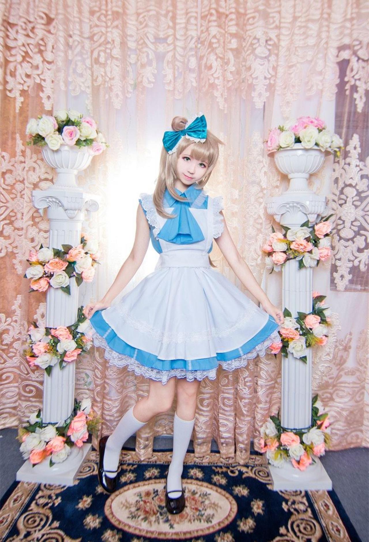 赤澤Aki扮演南小鸟撩起两侧裙角