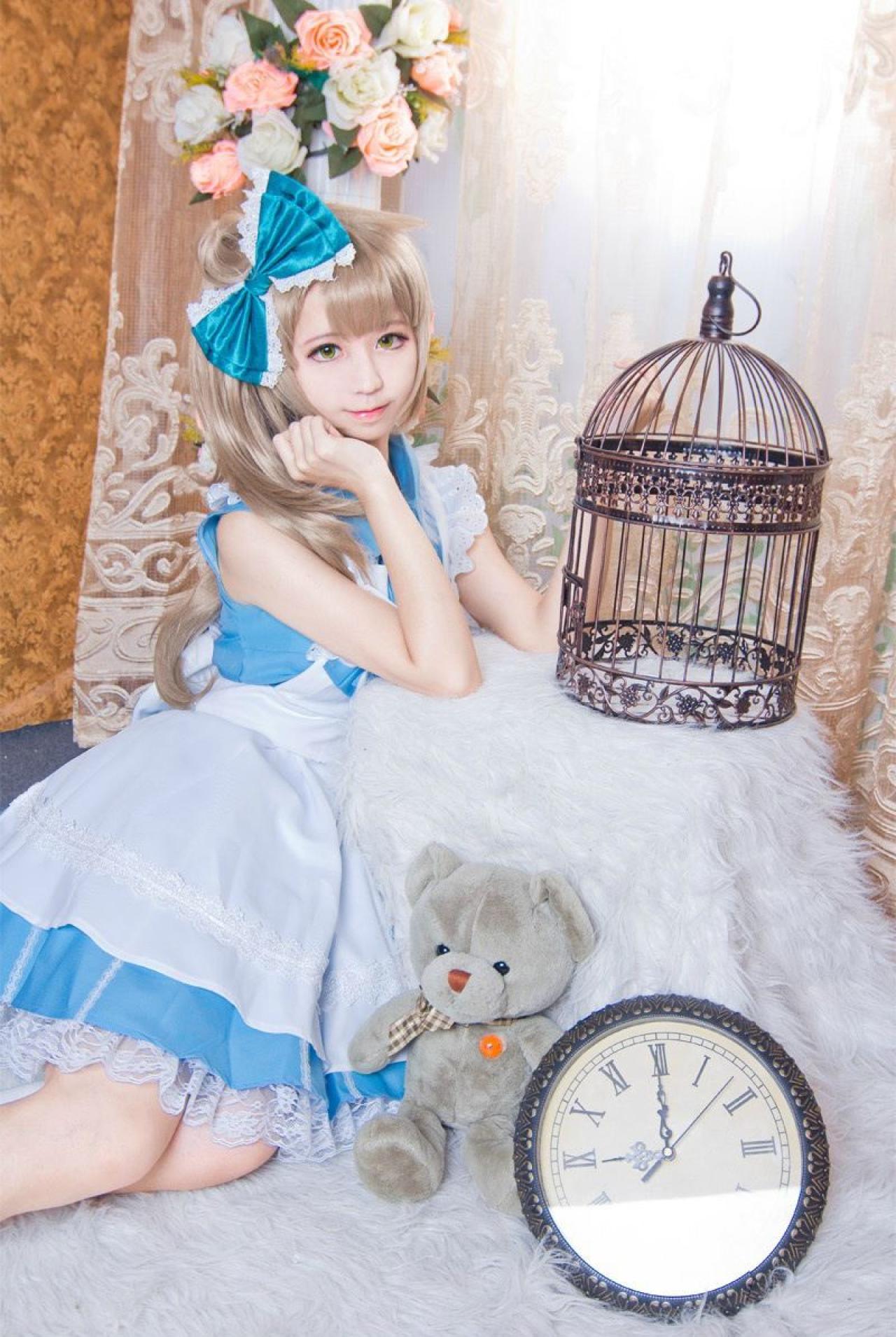 赤澤Aki扮演南小鸟半靠姿势，一旁放着鸟笼、小熊和钟表