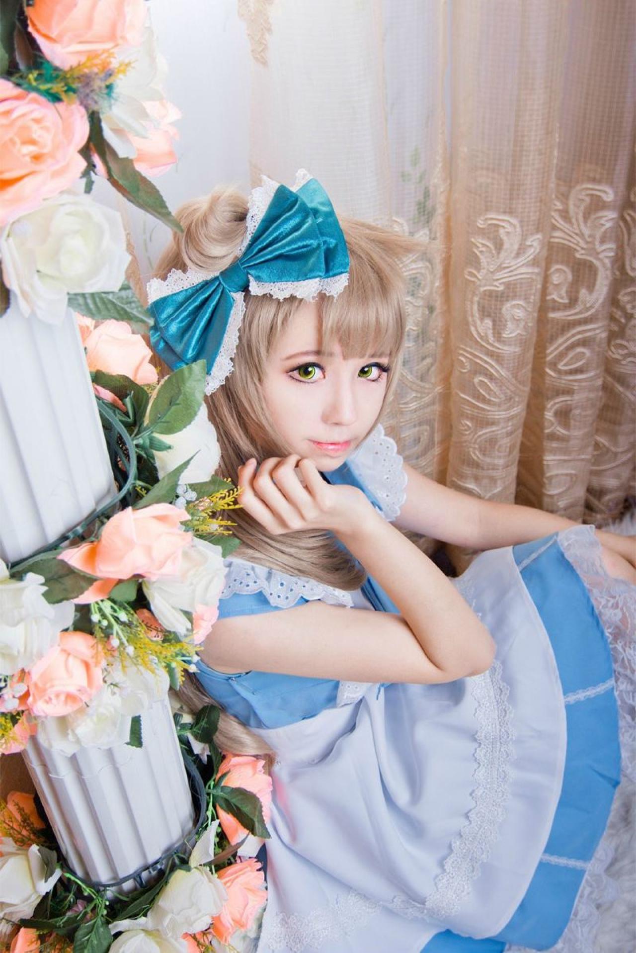 赤澤Aki扮演南小鸟靠在柱子上，手扶着脸