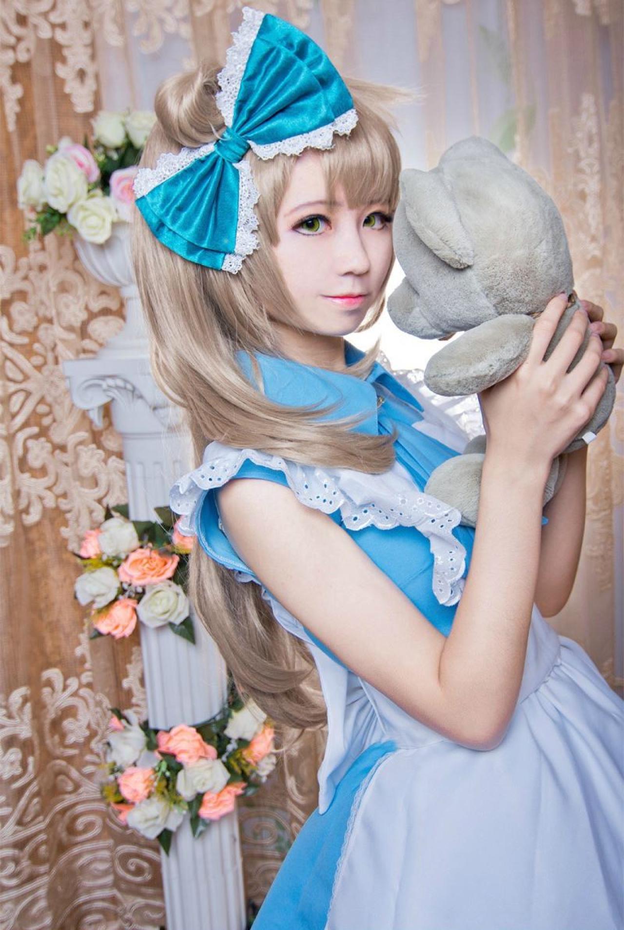 赤澤Aki扮演南小鸟抓着小熊的身子侧面照