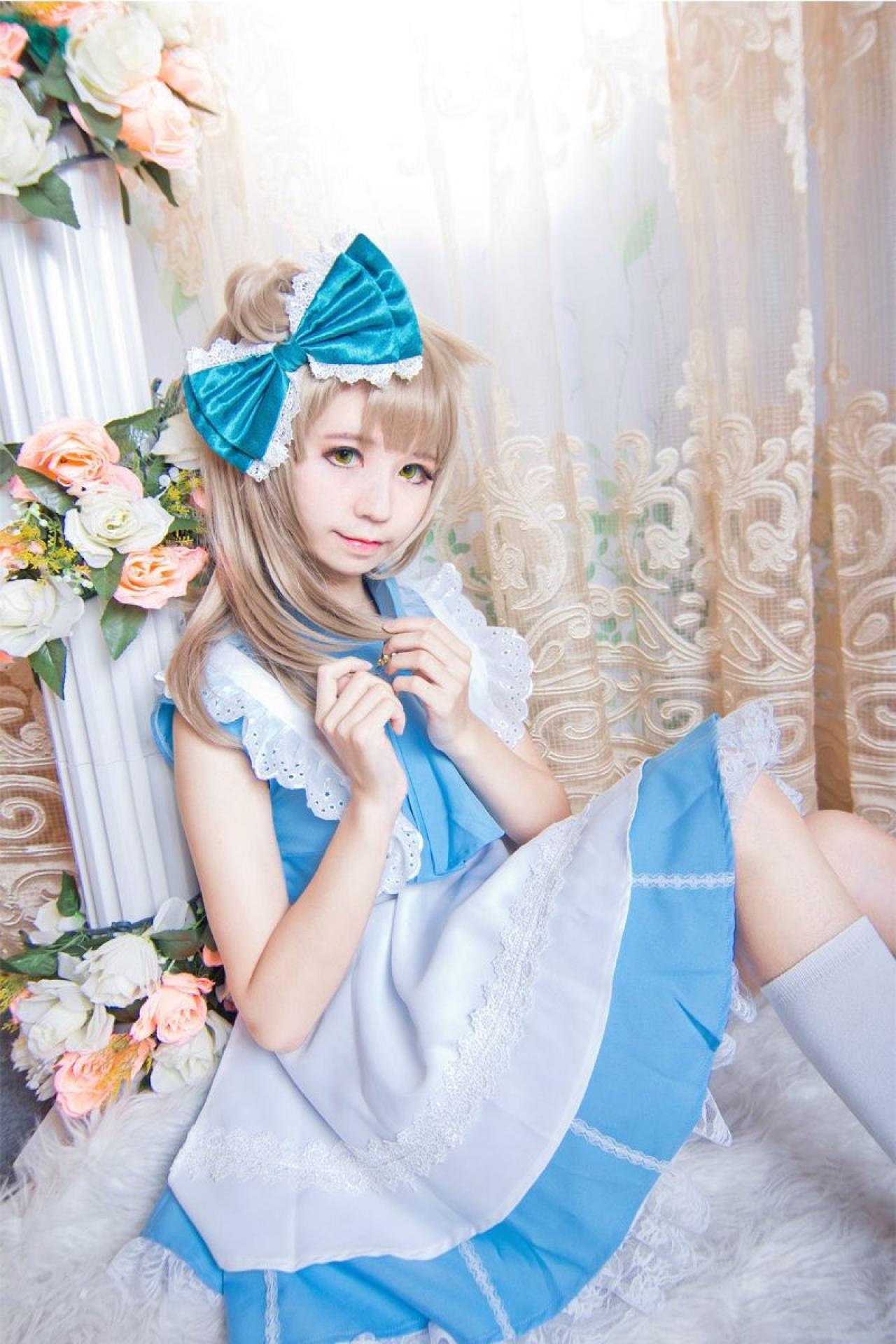 赤澤Aki扮演南小鸟靠在柱子上，捏着头发