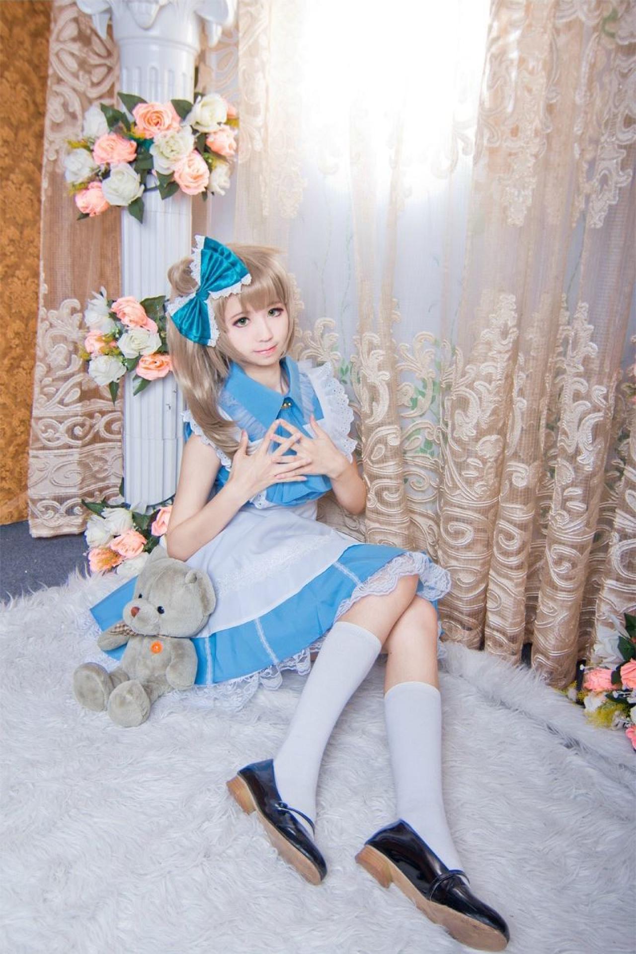 赤澤Aki扮演南小鸟双手交叉放在胸前，裙摆上靠着小熊