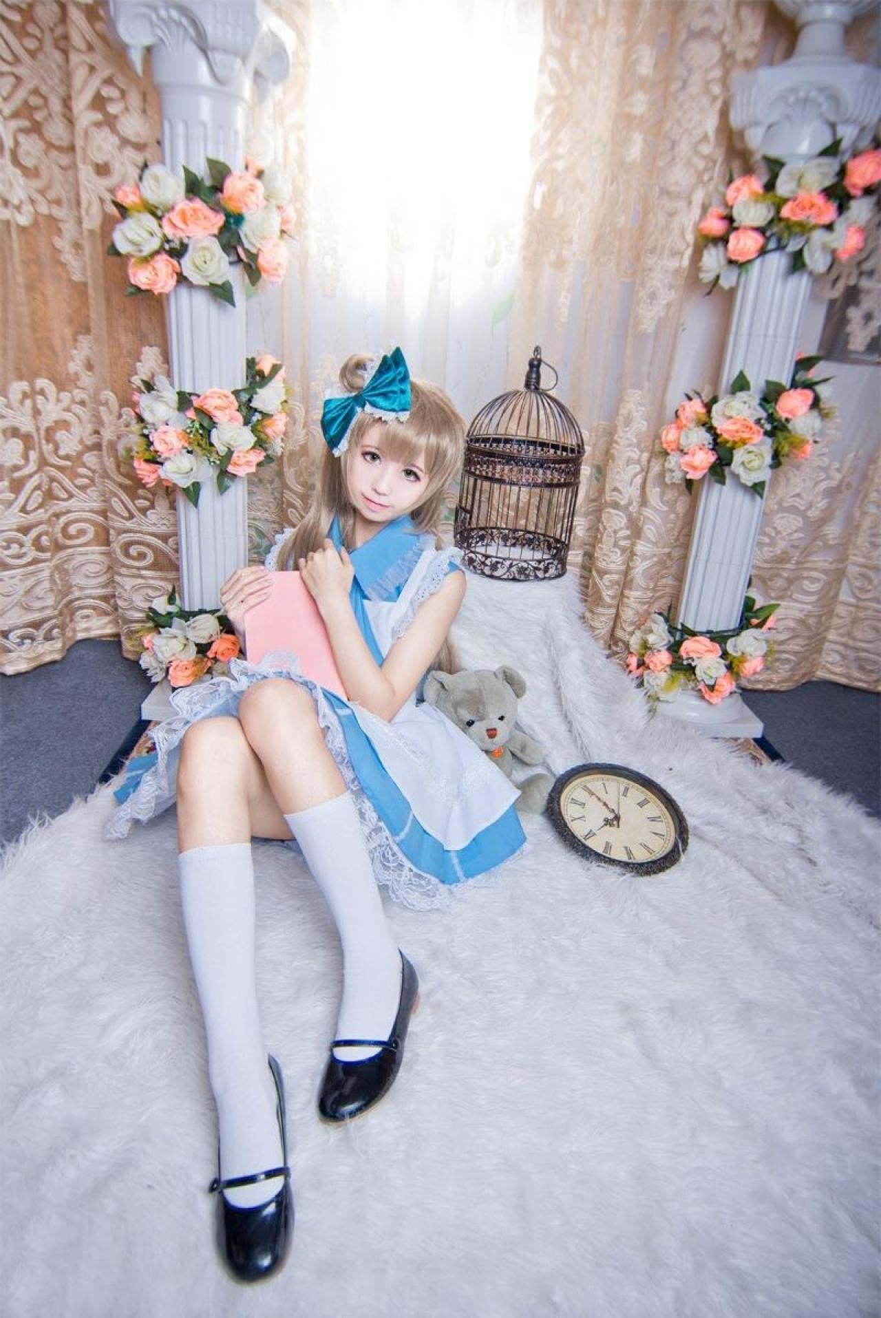 赤澤Aki扮演南小鸟抱着粉色夹子坐在毯子上，头偏向左侧