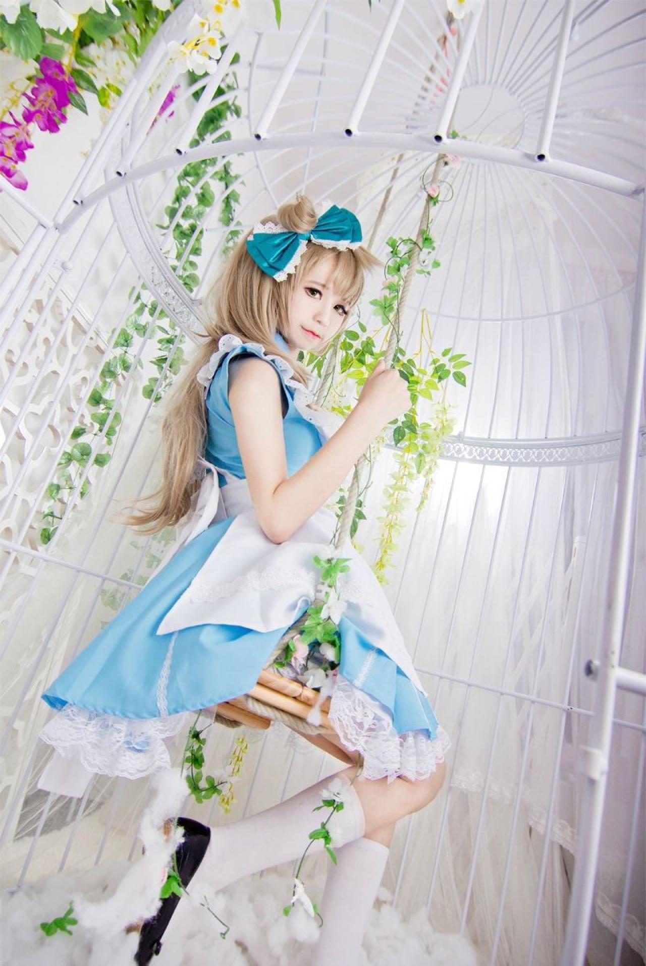 赤澤Aki扮演南小鸟坐在秋千上