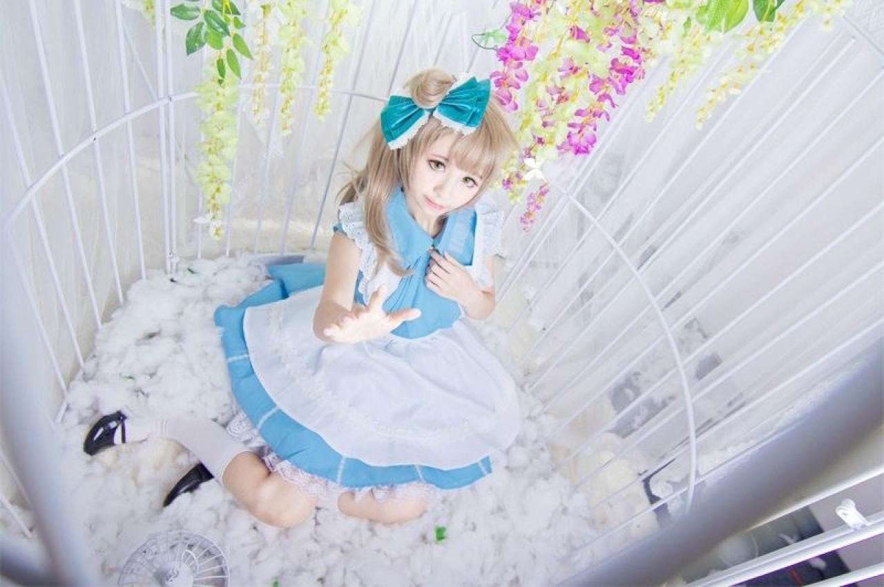 赤澤Aki扮演南小鸟坐在“笼子”里