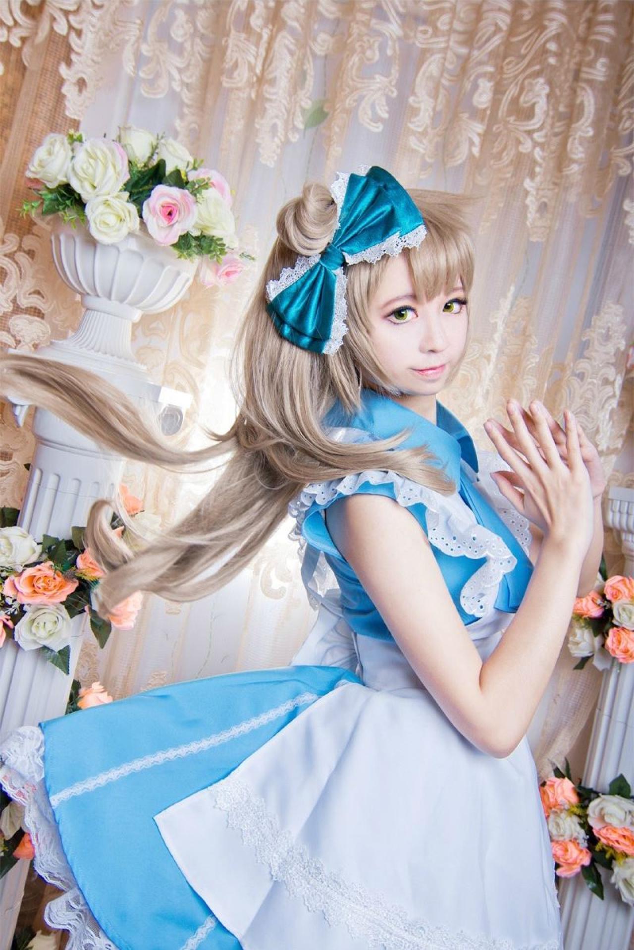 赤澤Aki扮演南小鸟双手合住侧面照