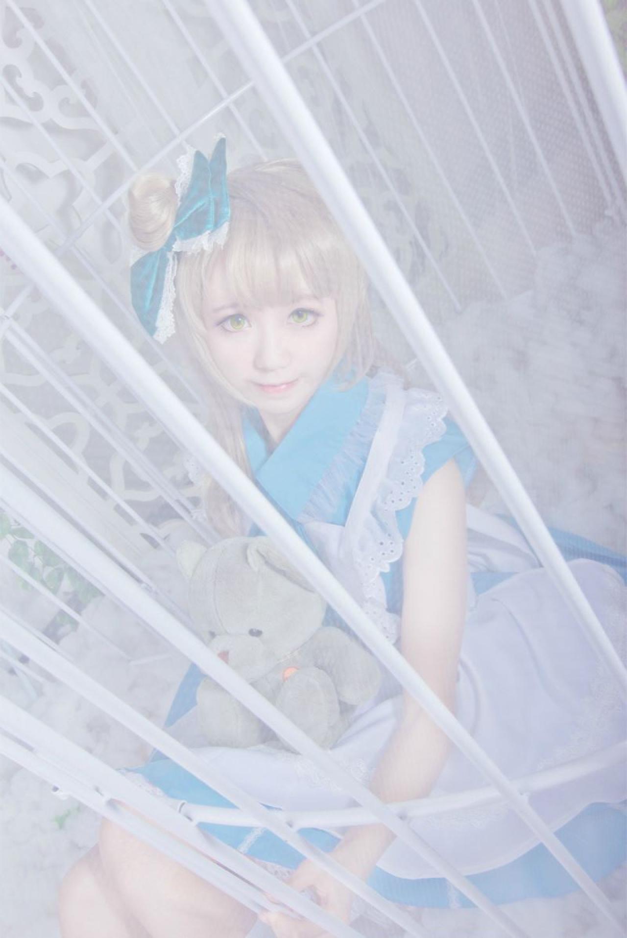 赤澤Aki扮演南小鸟在薄纱中抱着小熊