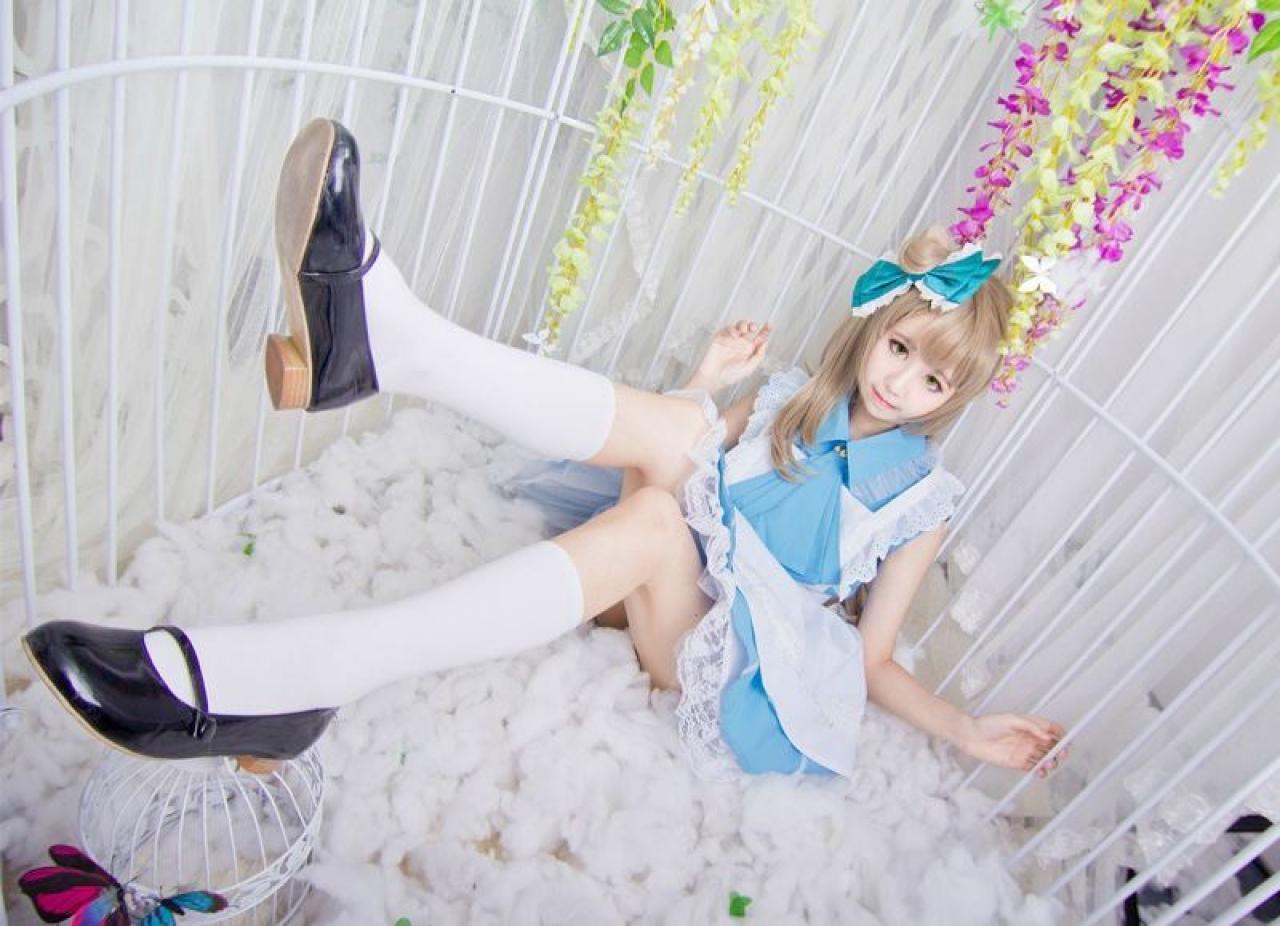 赤澤Aki扮演南小鸟躺在“笼子”里