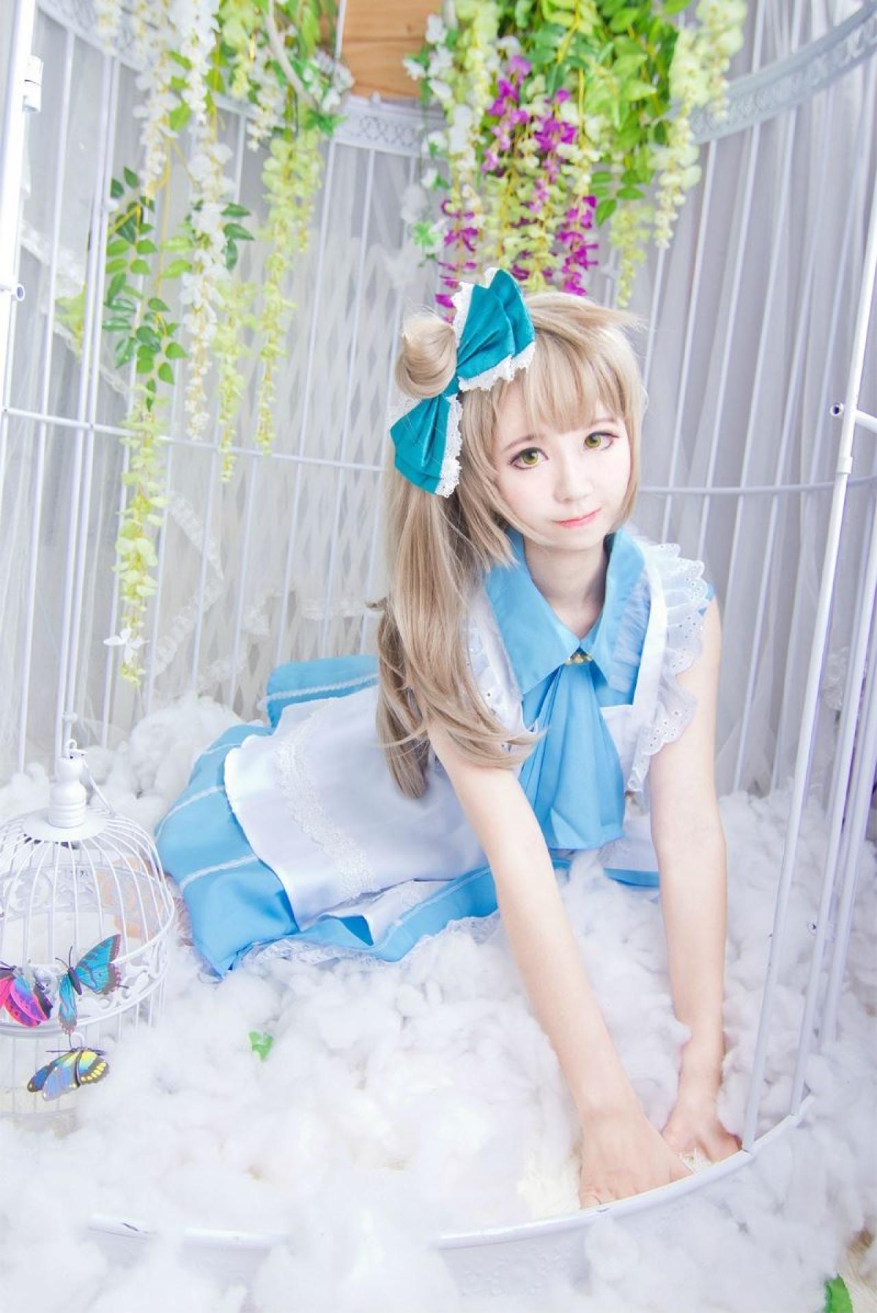 赤澤Aki扮演南小鸟趴在地上