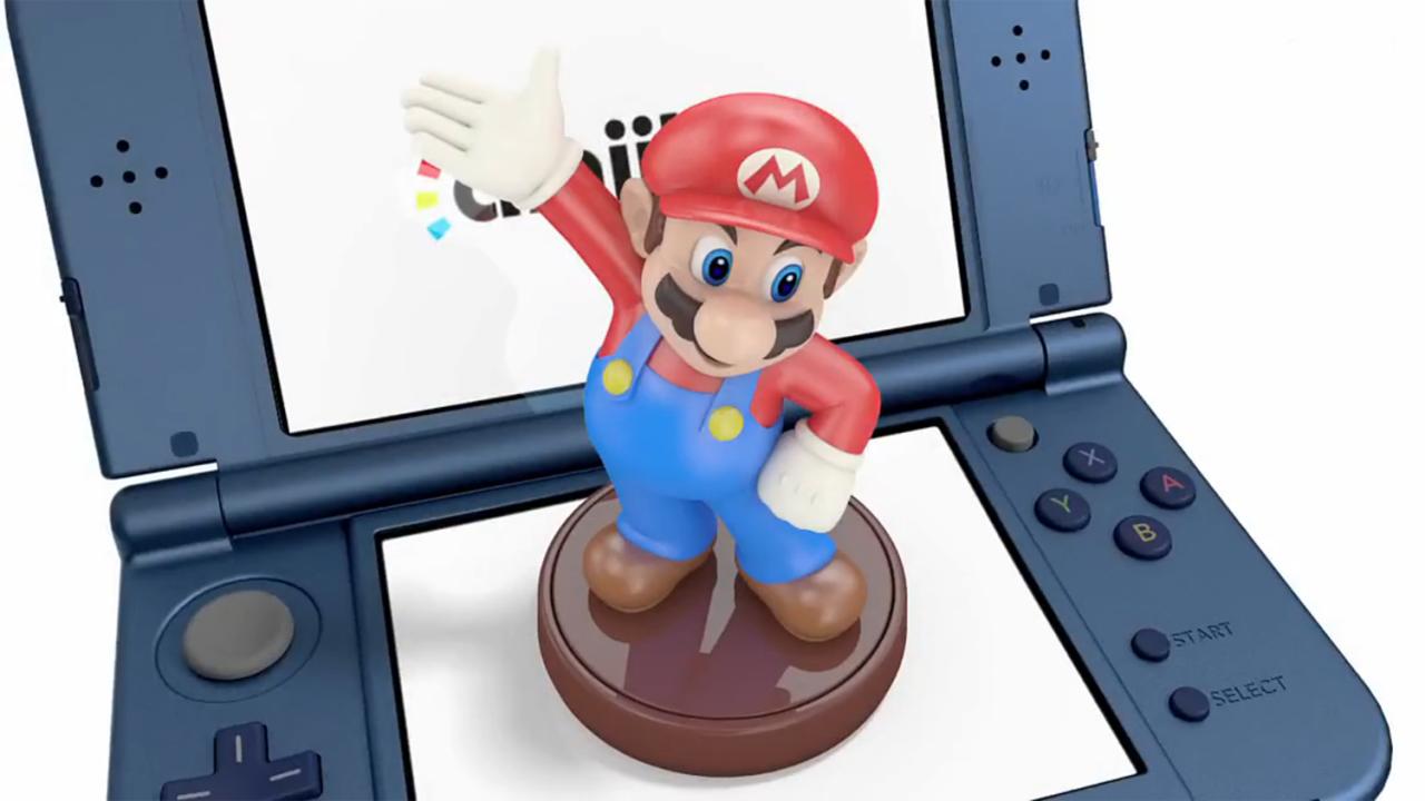 超级任天堂Amiibo手办可以放在掌机下屏幕上，通过新任天堂3DS内置的NFC近场通信装置，输入手办角色到游戏场景中