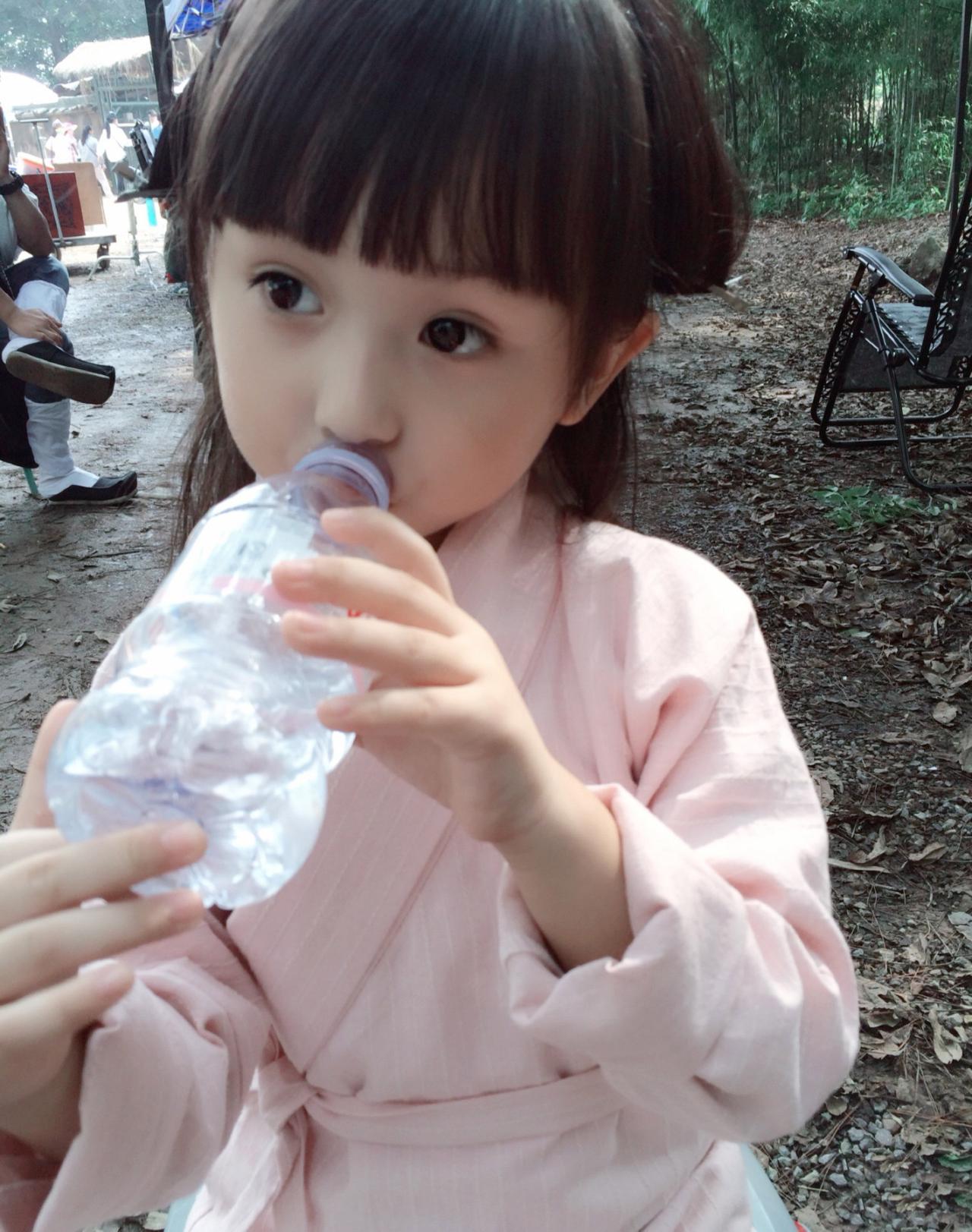 刘楚恬正在喝矿泉水