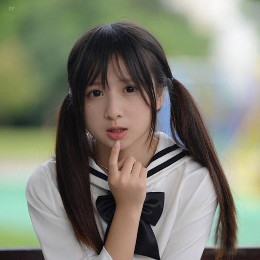 77右手食指搭在下嘴角，略惊奇的萌态