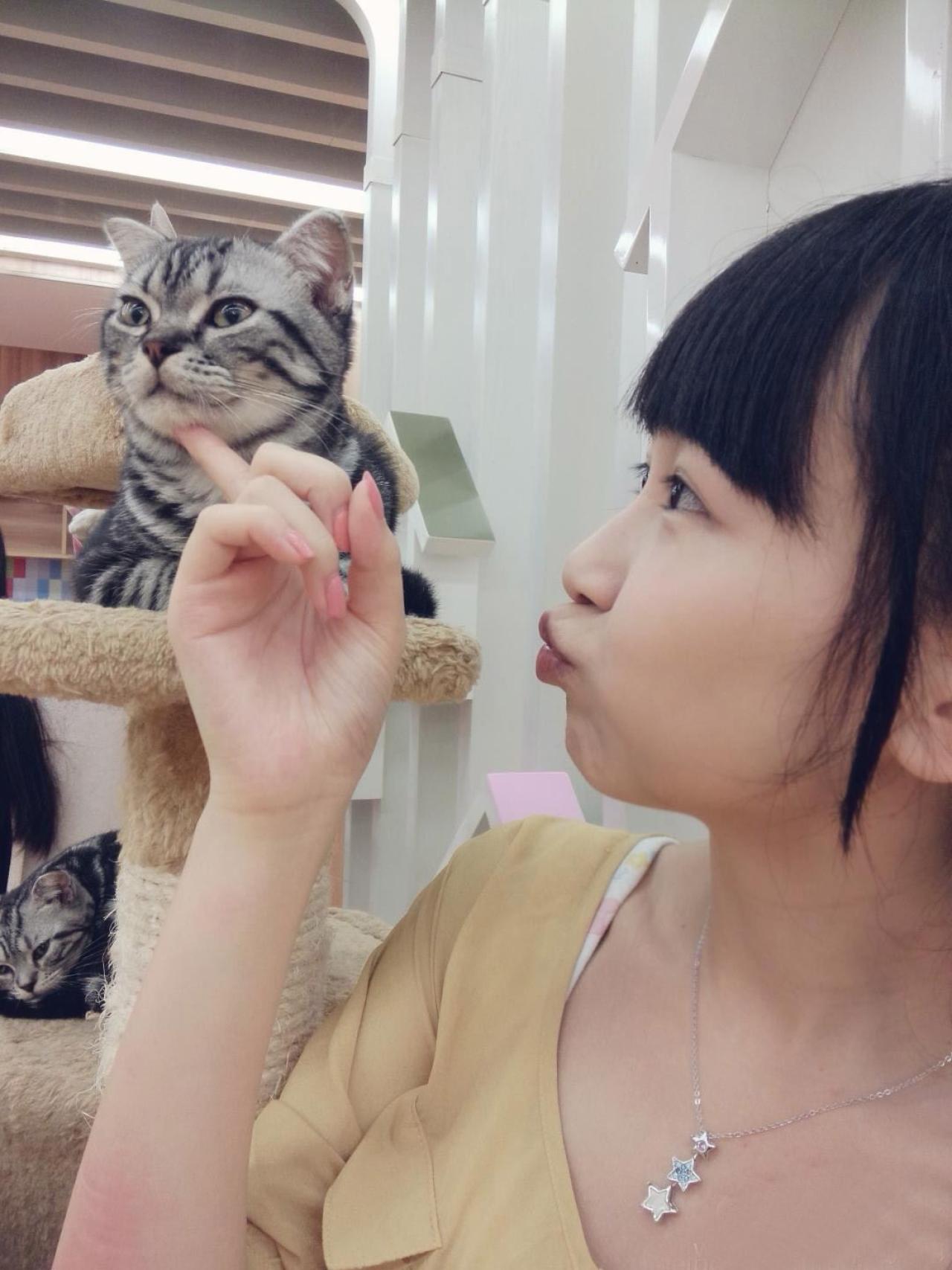 小Can嘟嘴卖萌逗一只高傲的小猫咪