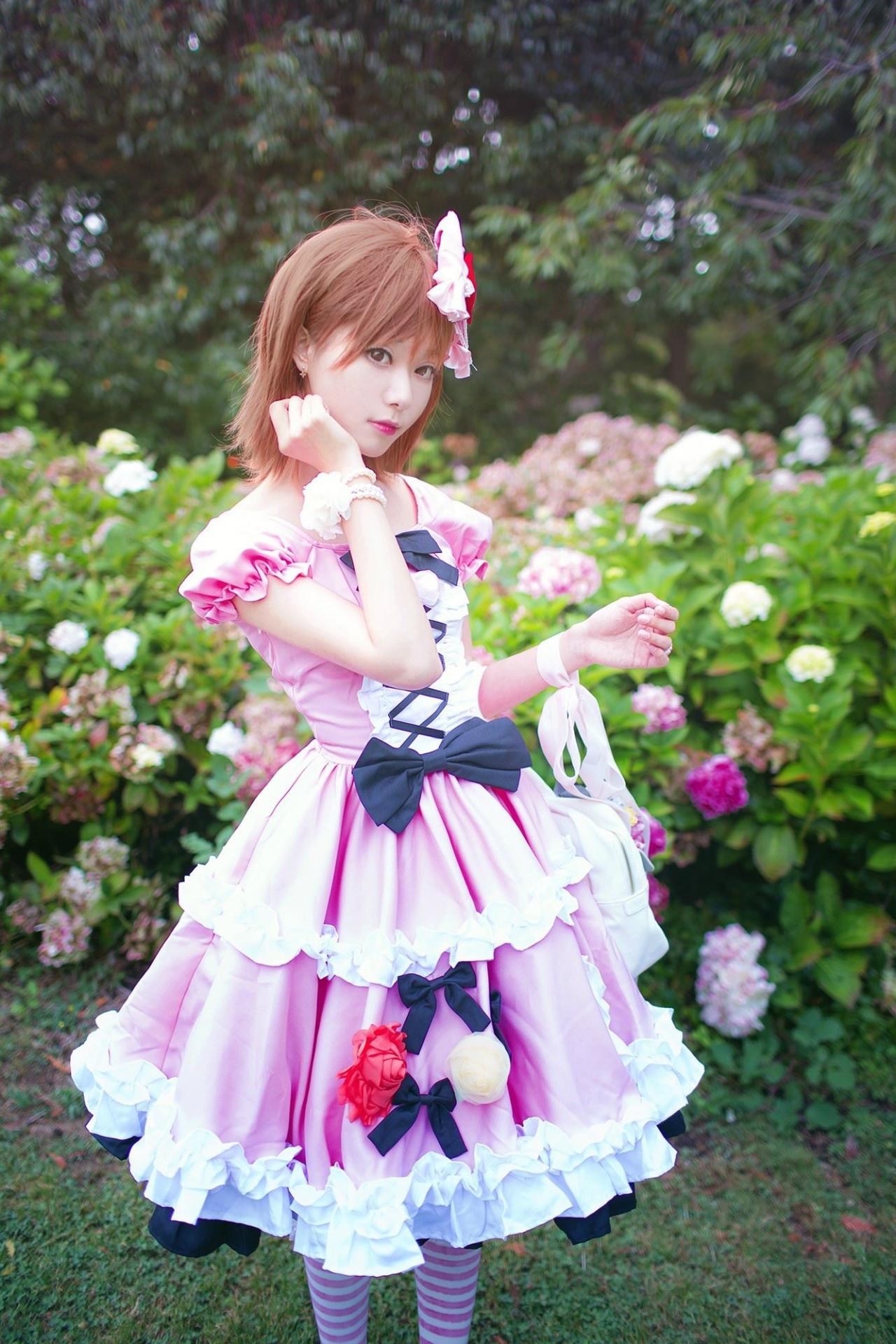 天海夜玖扮演御坂美琴左手挎着包，右手扶着脸颊微微侧面