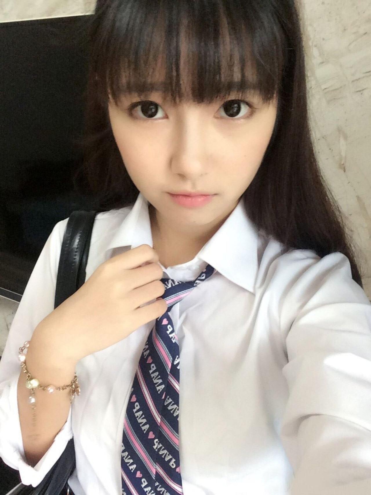 MILU穿着白色衬衣制服自拍照