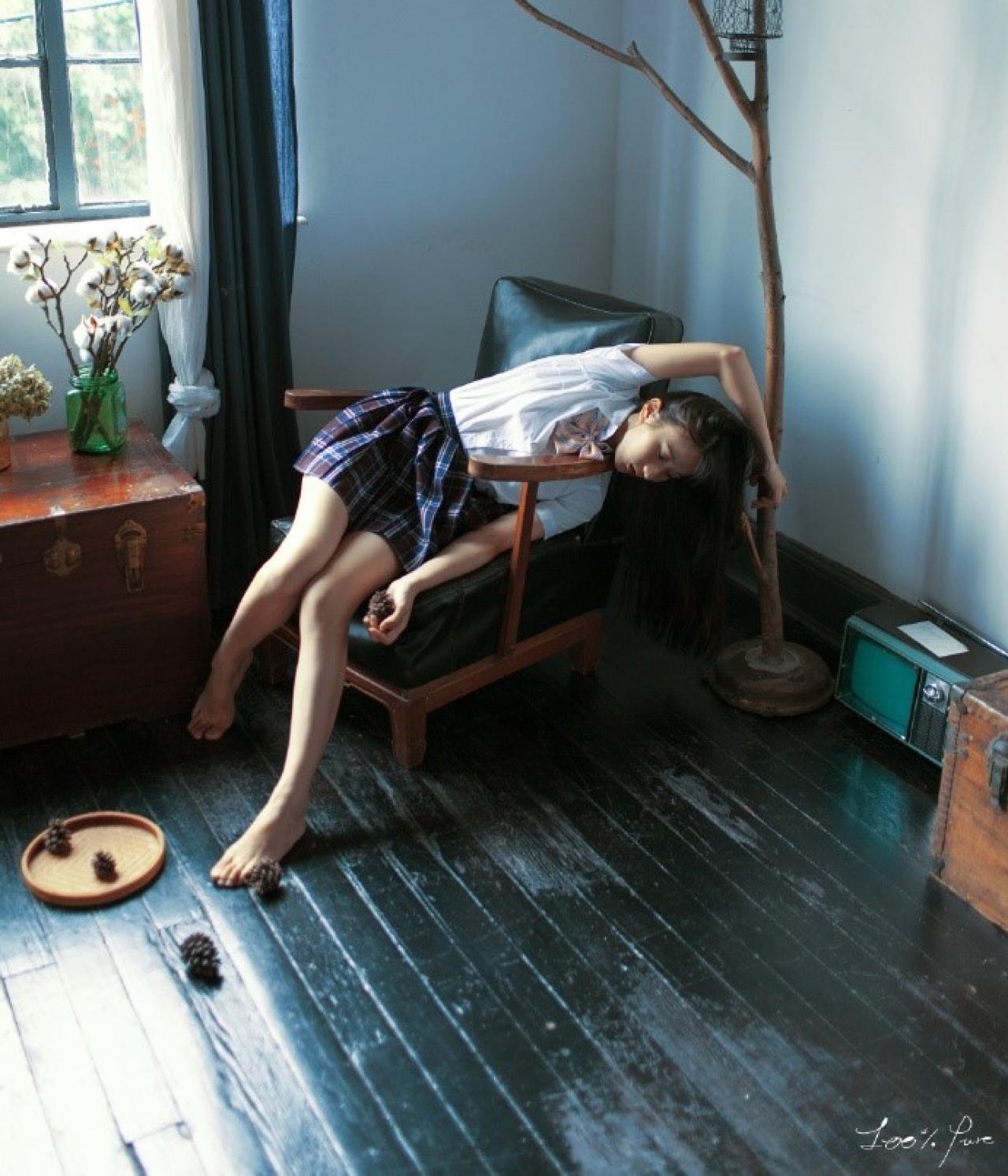 工藤瑶侧身很随意的靠在沙发上，右手握着松塔