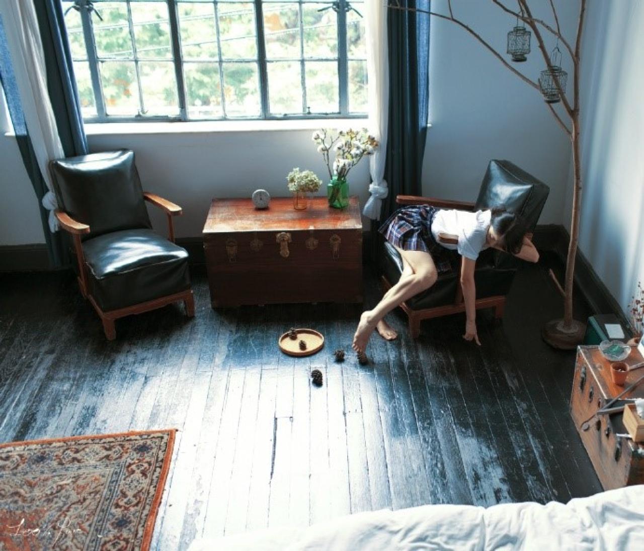 工藤瑶从沙发上侧身爬起，扒在扶手上，右手在地板上画着什么