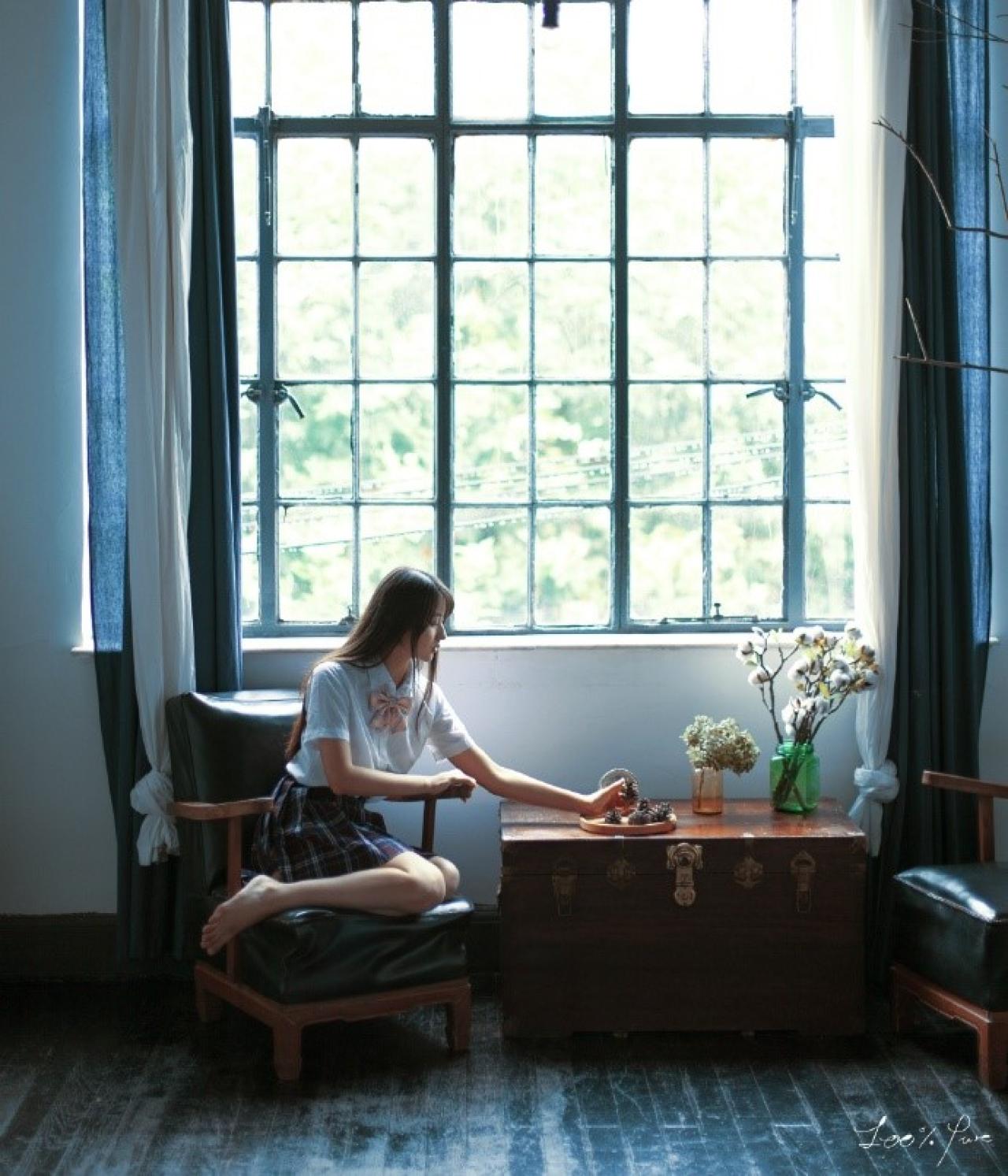 工藤瑶跪坐在沙发上，挑着盘子里的松塔