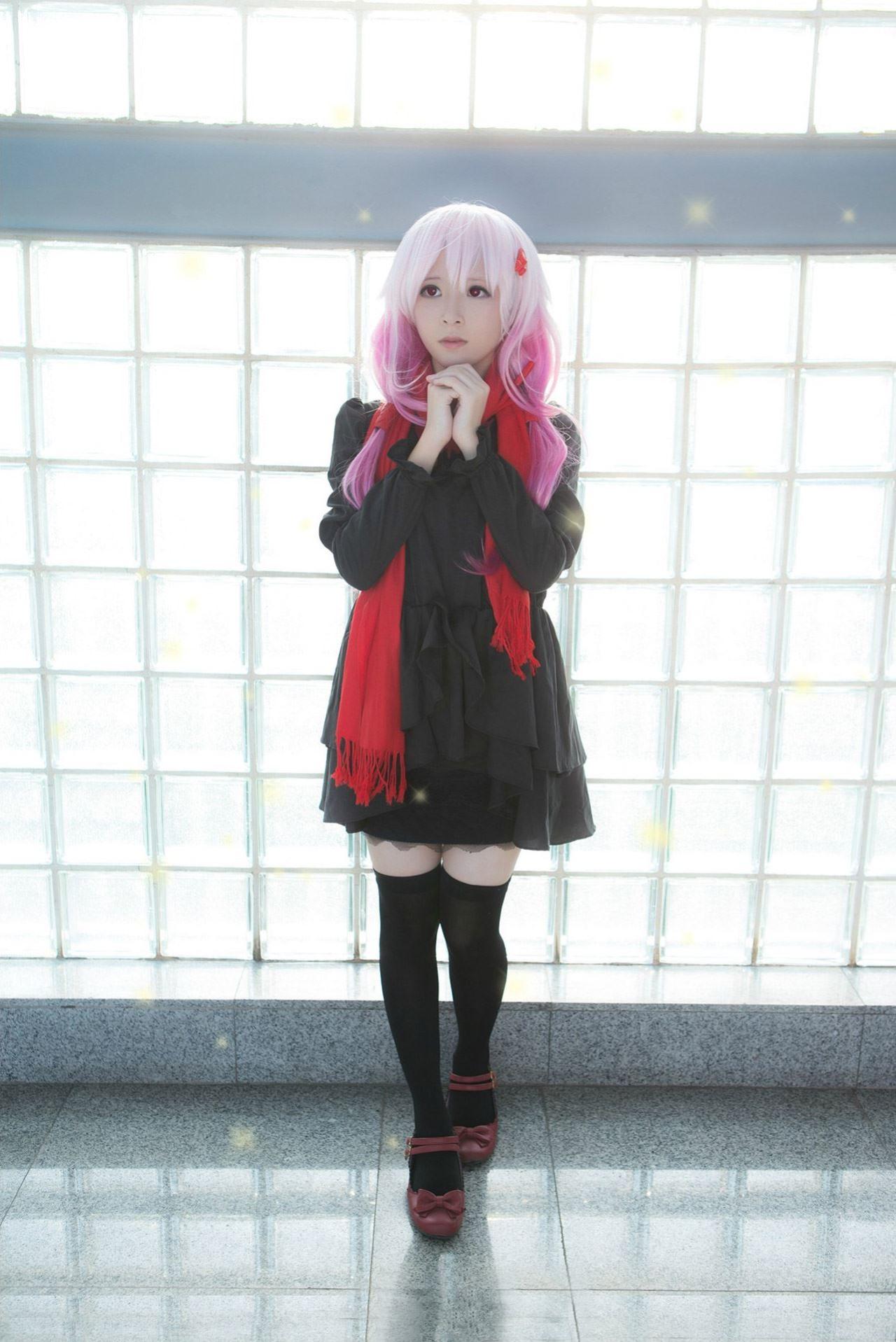 马小米扮演楪祈双手放在胸口祈祷的正面照