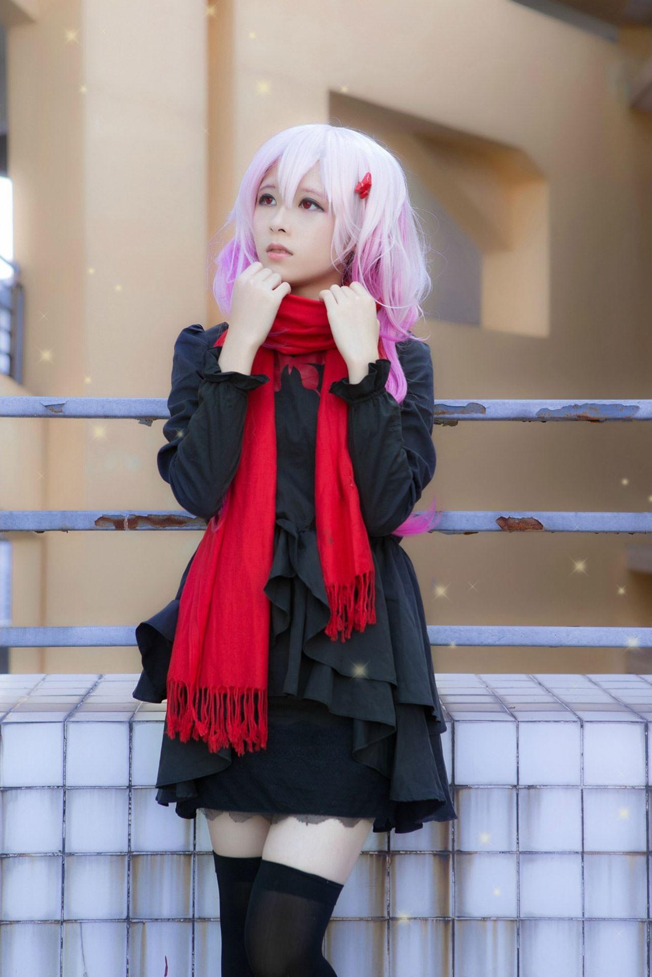 马小米扮演楪祈双手抱着围巾，靠在栏杆上