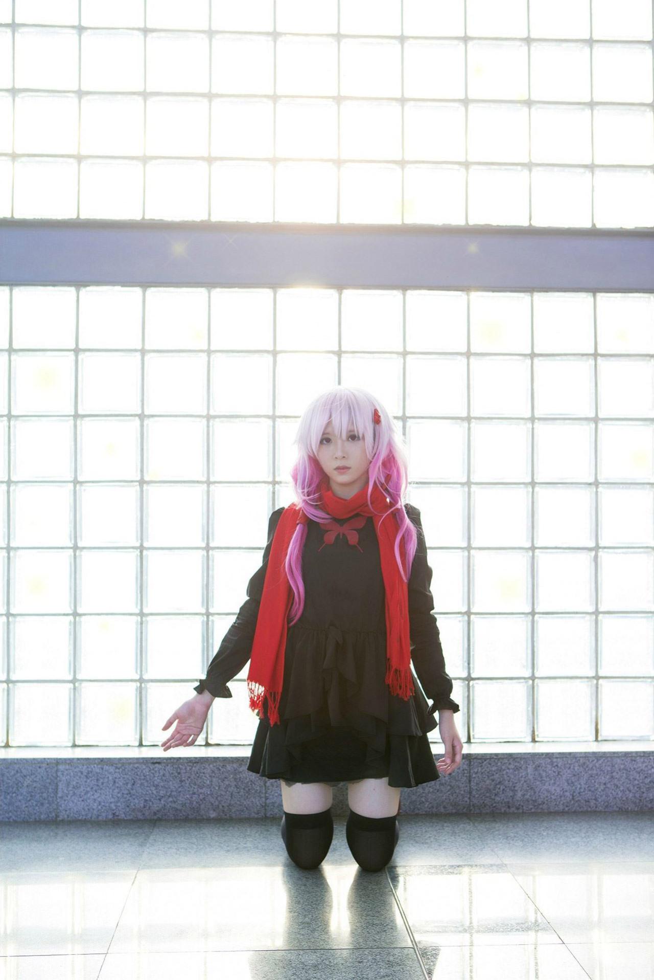 马小米扮演楪祈在窗前跪在地面上，周围漂浮着光点