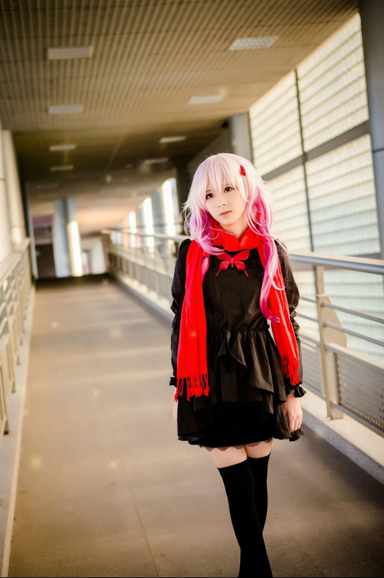 马小米扮演楪祈站在走廊里