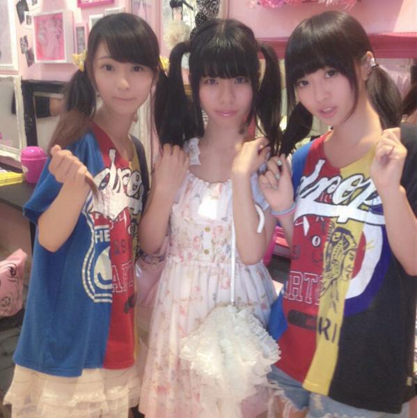 柚莉亞和好友三嵜美里、杉野静香，三位双马尾姑娘在一起