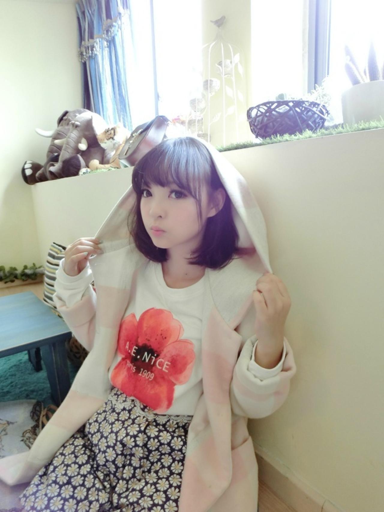 十四娘双手捏着帽子，嘟嘴卖萌