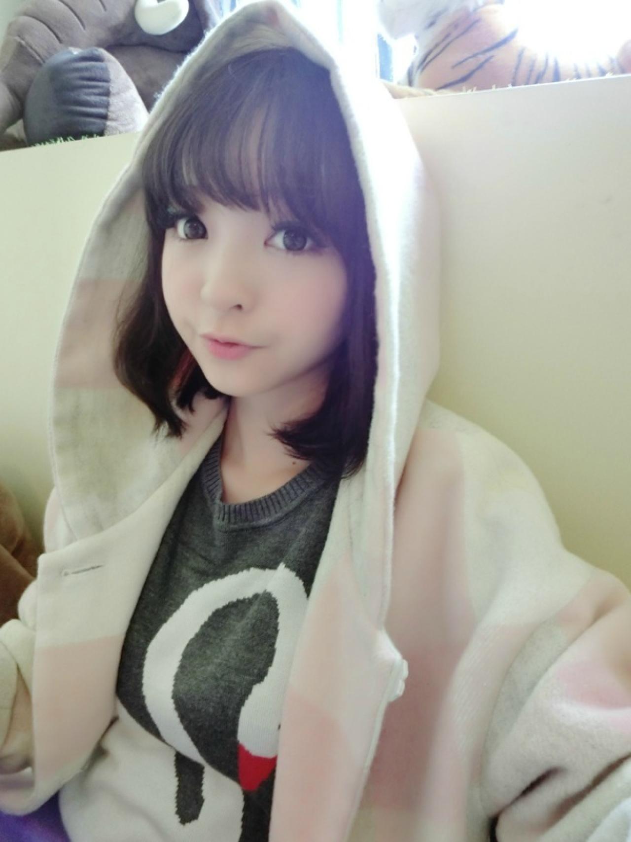 十四娘带上大衣帽子嘟嘴卖萌