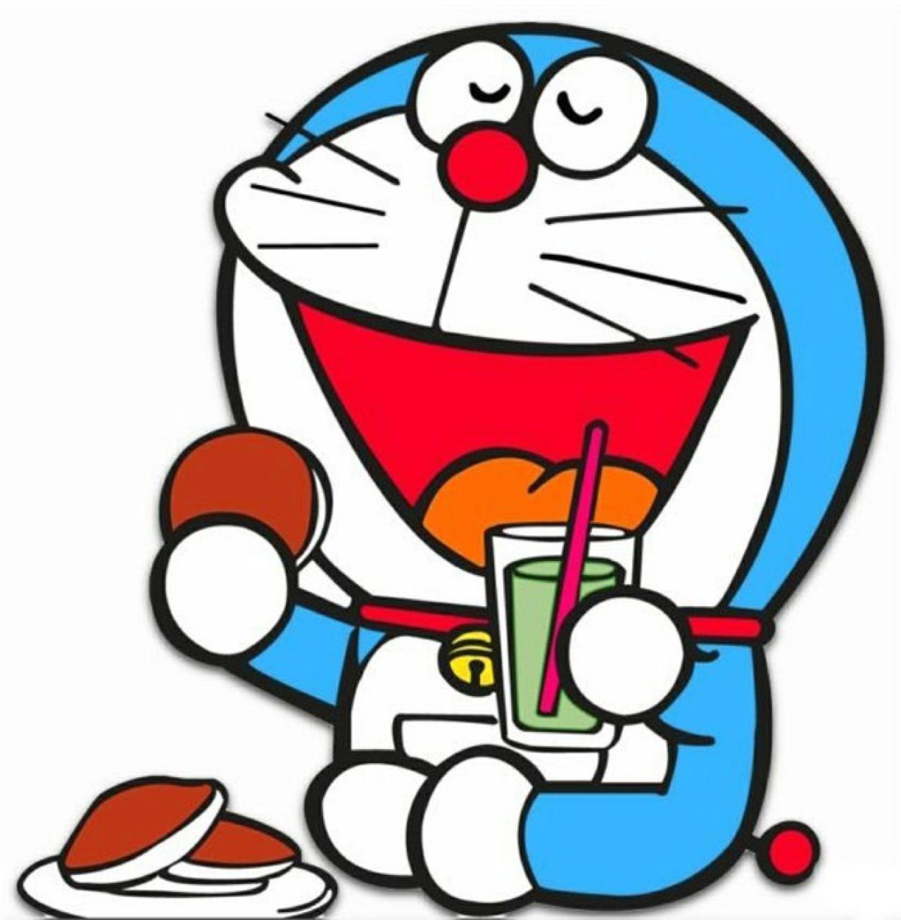 哆啦A梦拿着饮料，张大嘴巴吃铜锣烧的样子