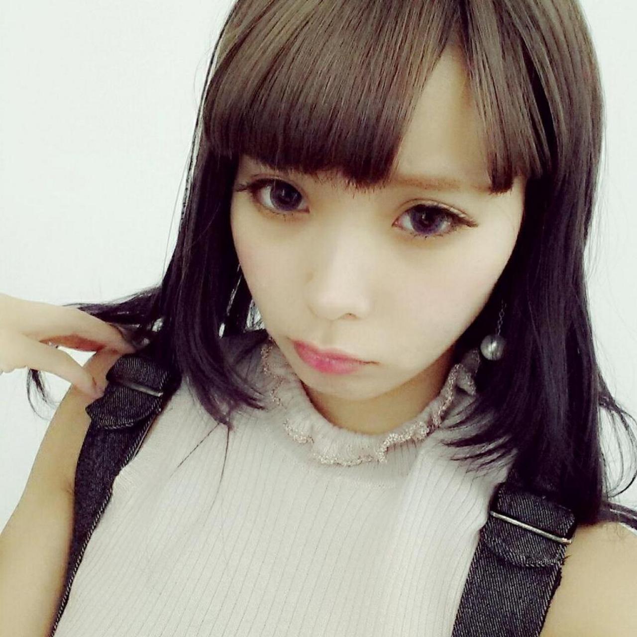 mim黑色长直发嘟嘴卖萌