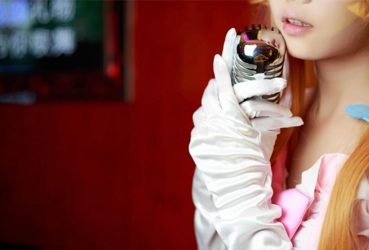 大连二扮演高坂桐乃将话筒贴在脸上