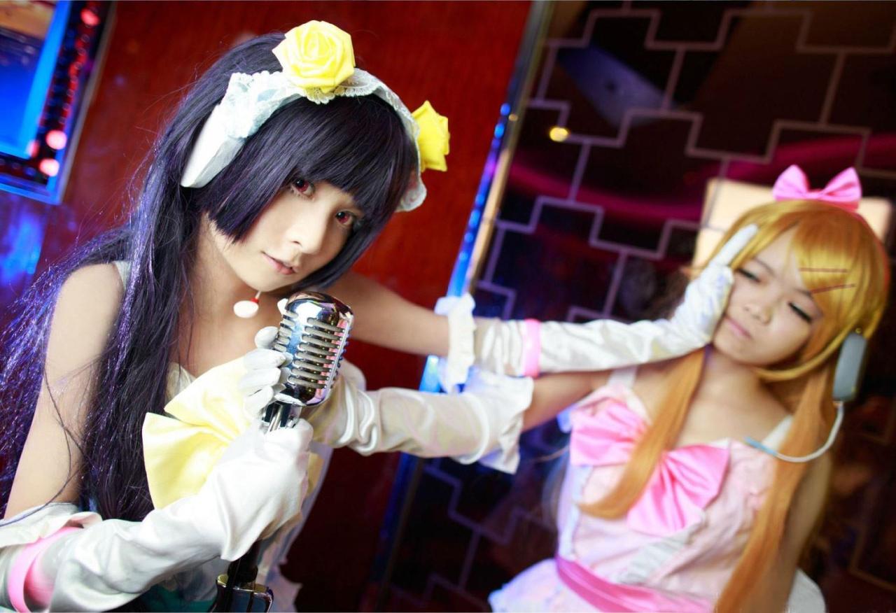 大连二扮演高坂桐乃和桃小陌扮演五更琉璃抢话筒的趣景