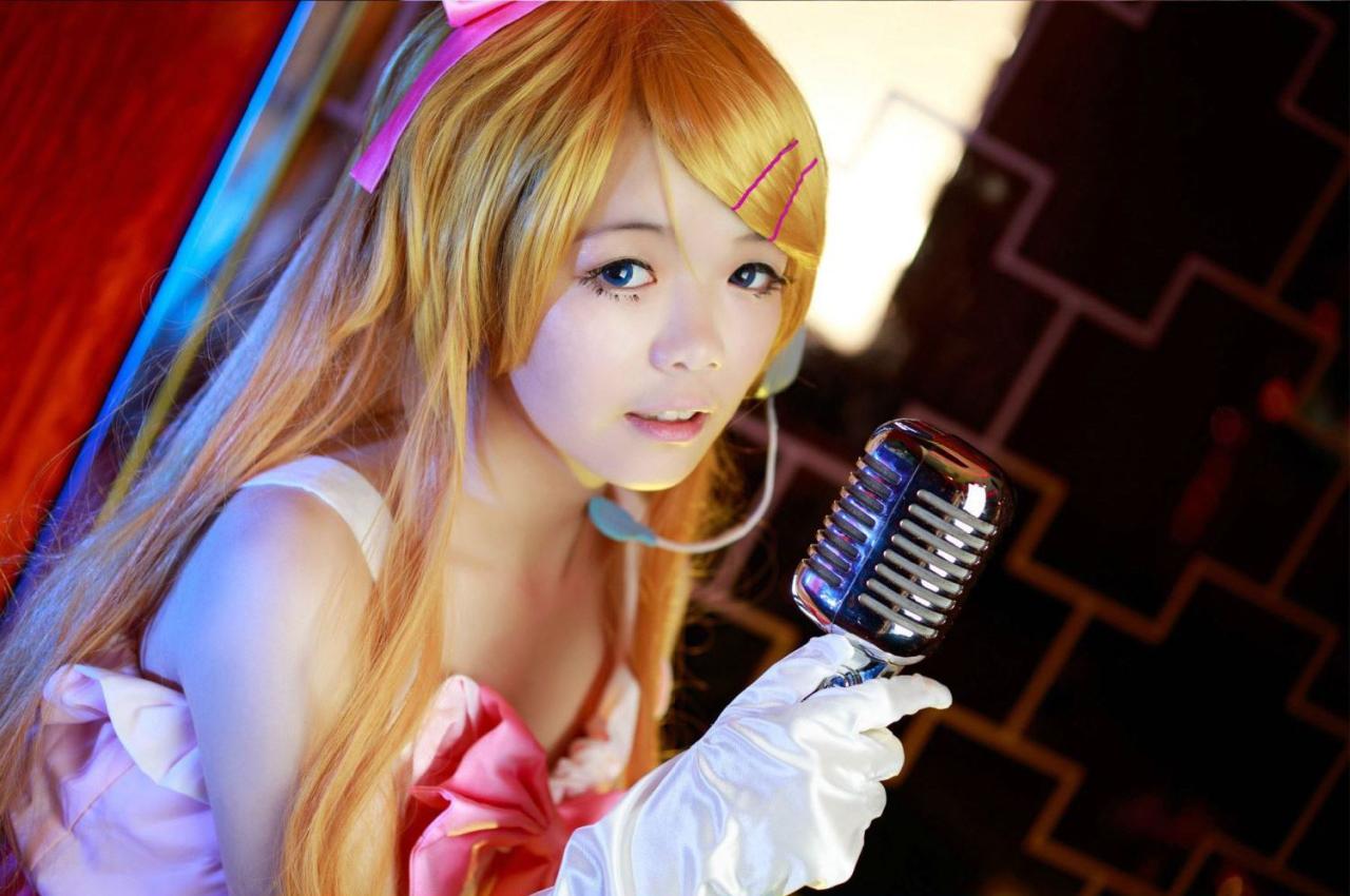 大连二扮演高坂桐乃握着话筒侧面照