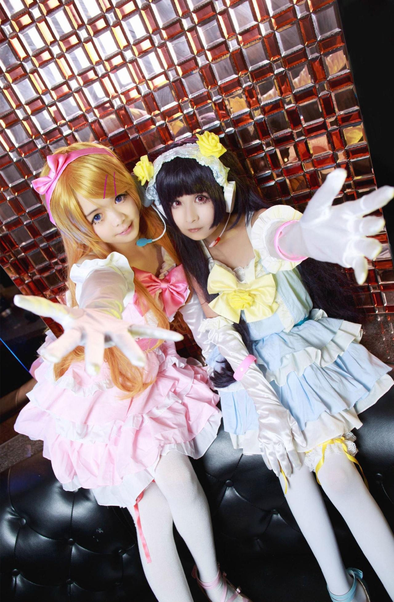 桃小陌扮演五更琉璃伸出左手和大连二扮演高坂桐乃伸出右手