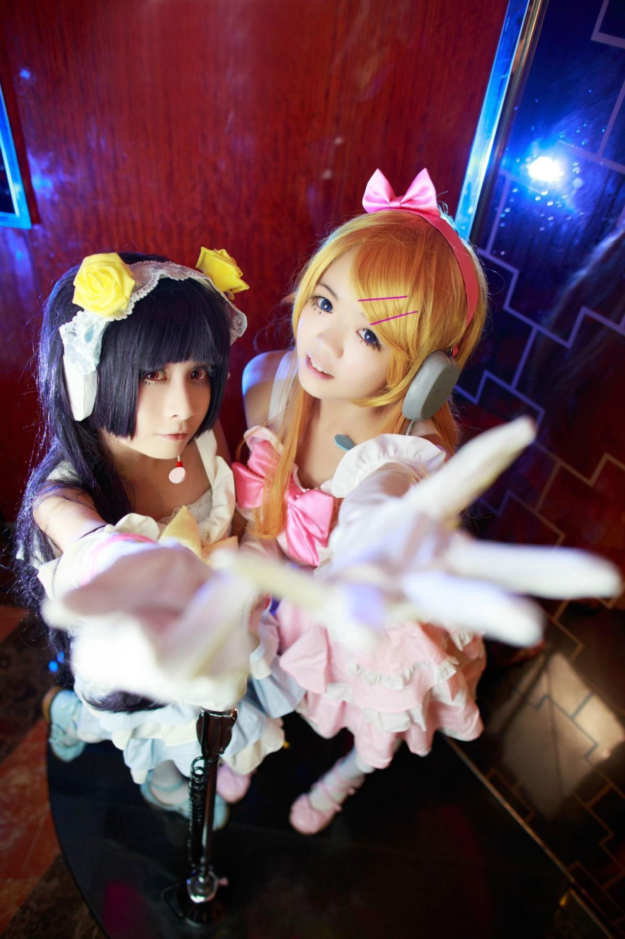 桃小陌扮演五更琉璃（左）、大连二扮演高坂桐乃（右）